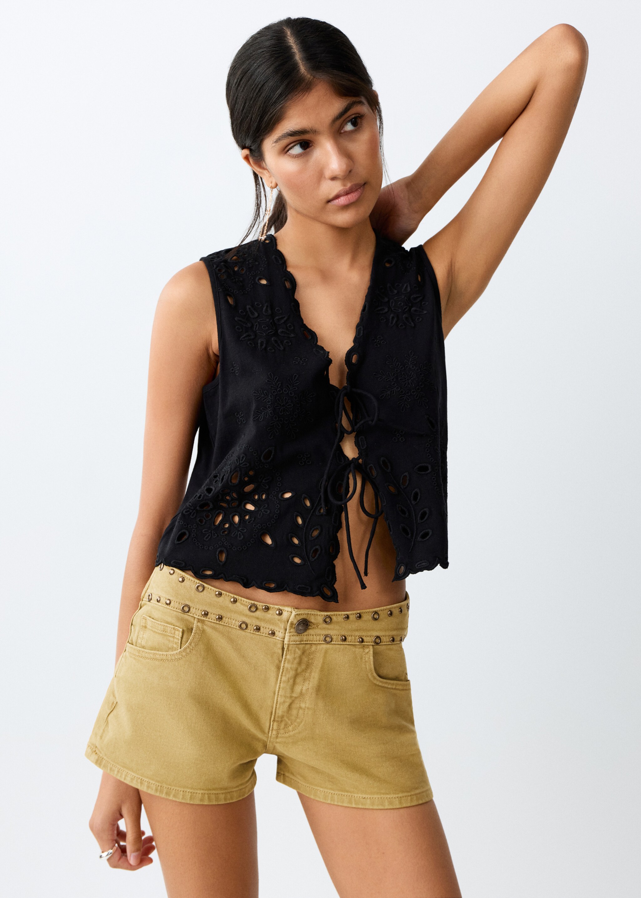 Mini short clouté - Plan moyen, Olive. Ref: 27057904-00.