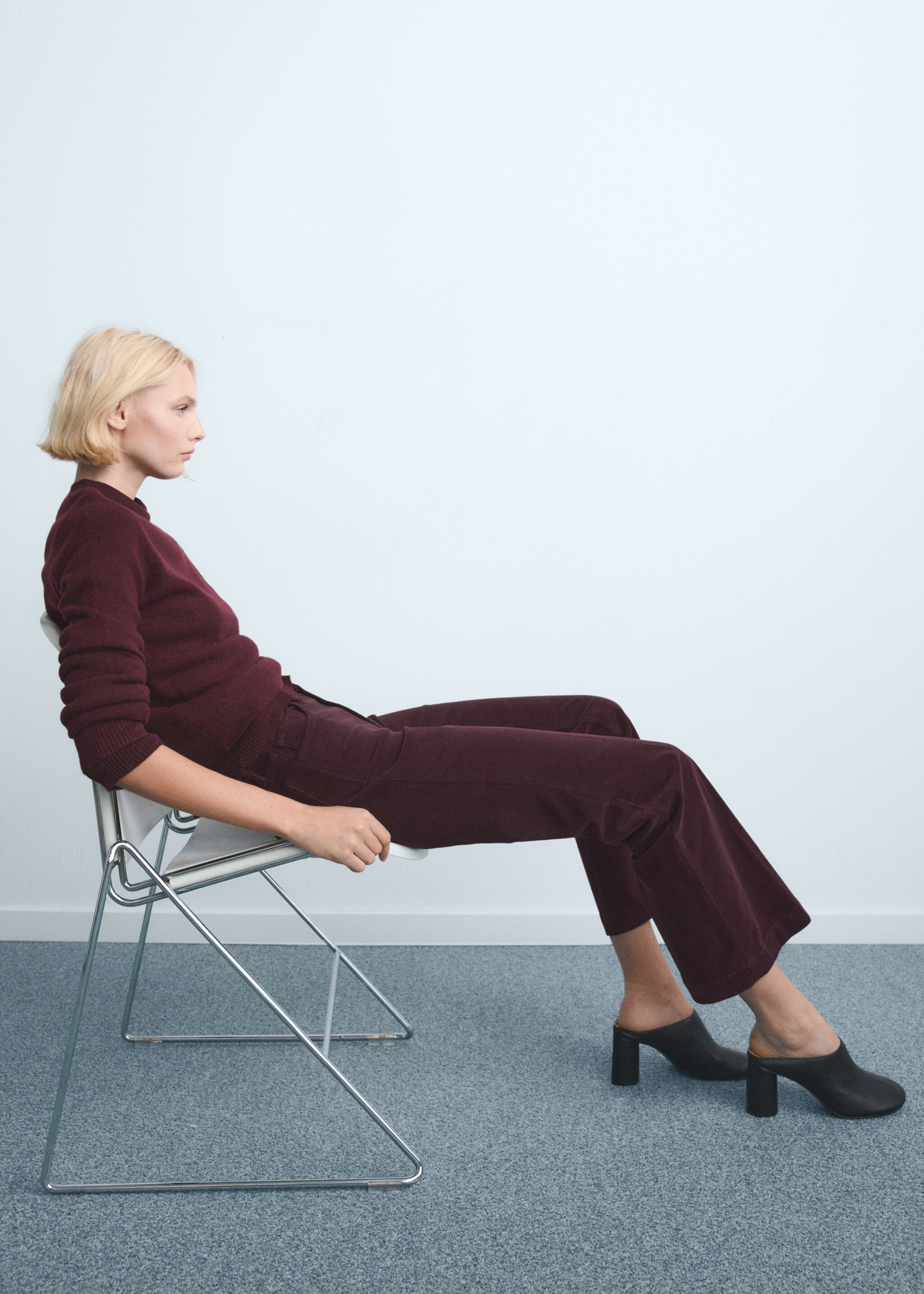 Corduroy flared jeans - Detail van het artikel 2, Wijnrood. Ref: 27061187-00.