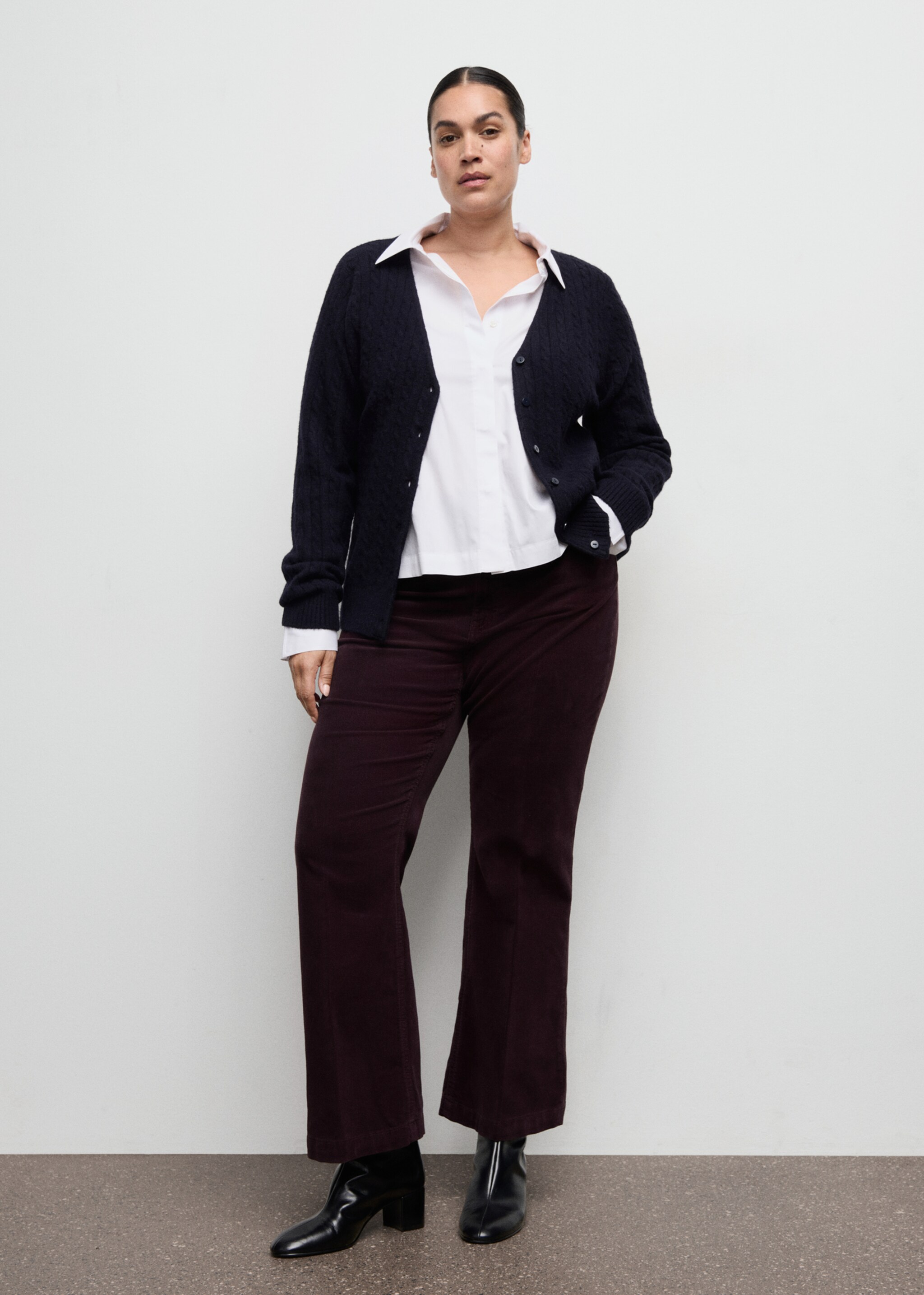 Corduroy flared jeans - Detail van het artikel 3, Wijnrood. Ref: 27061187-00.