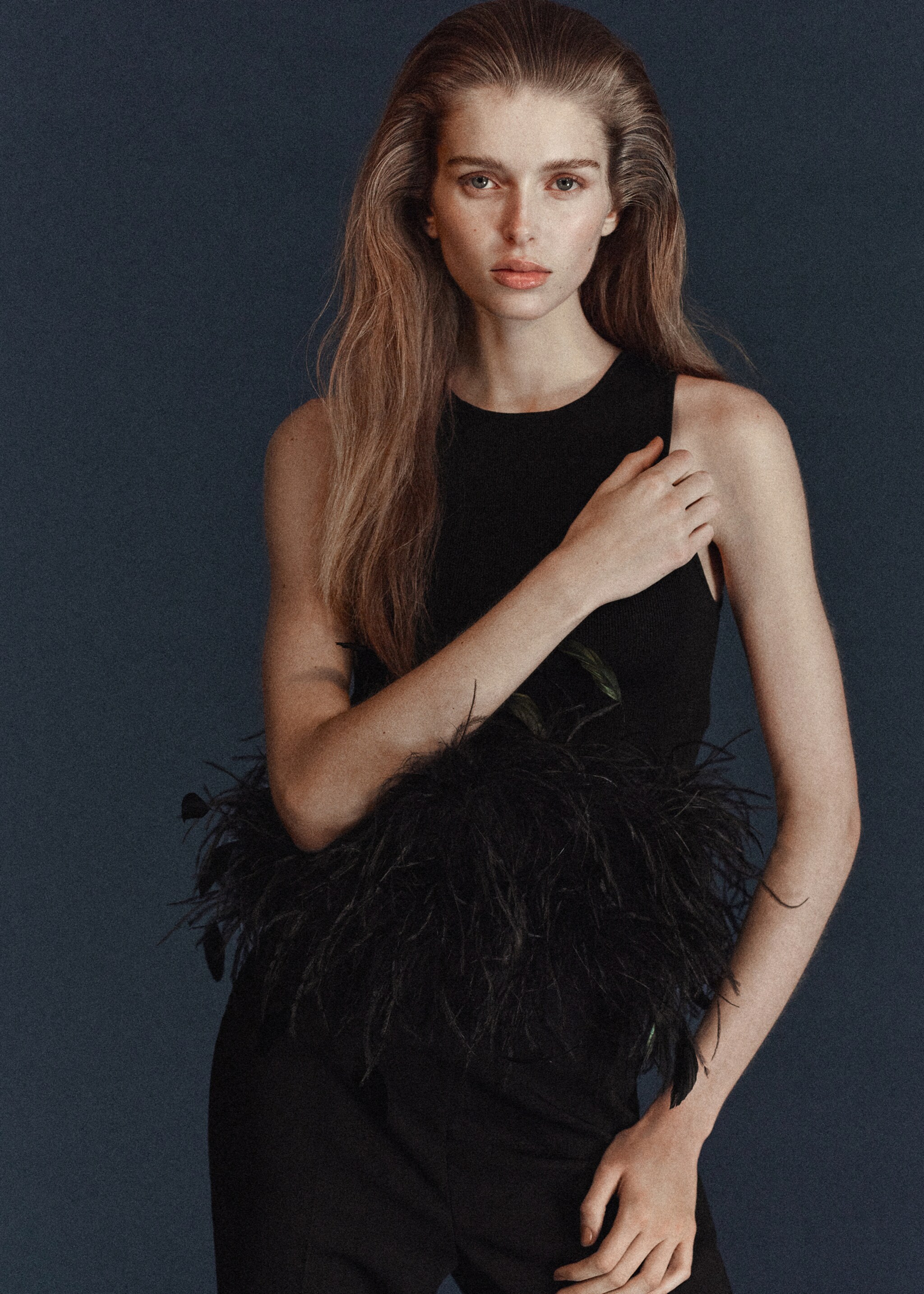 Knitted top with feather - Medium plane, Black. Ref: 27061198-00.