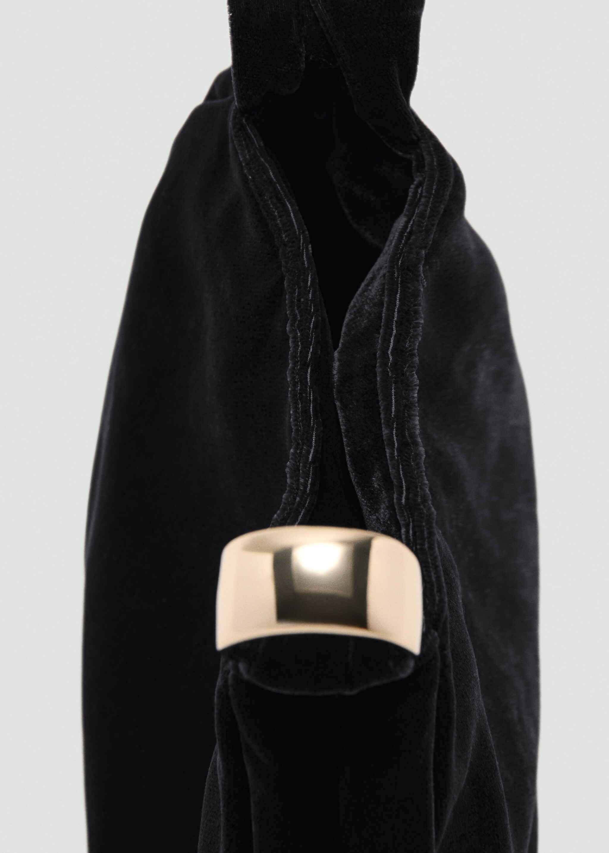 Velvet handbag with metallic detail - Деталь изделия 1, Черный. Ref: 27061199-00.