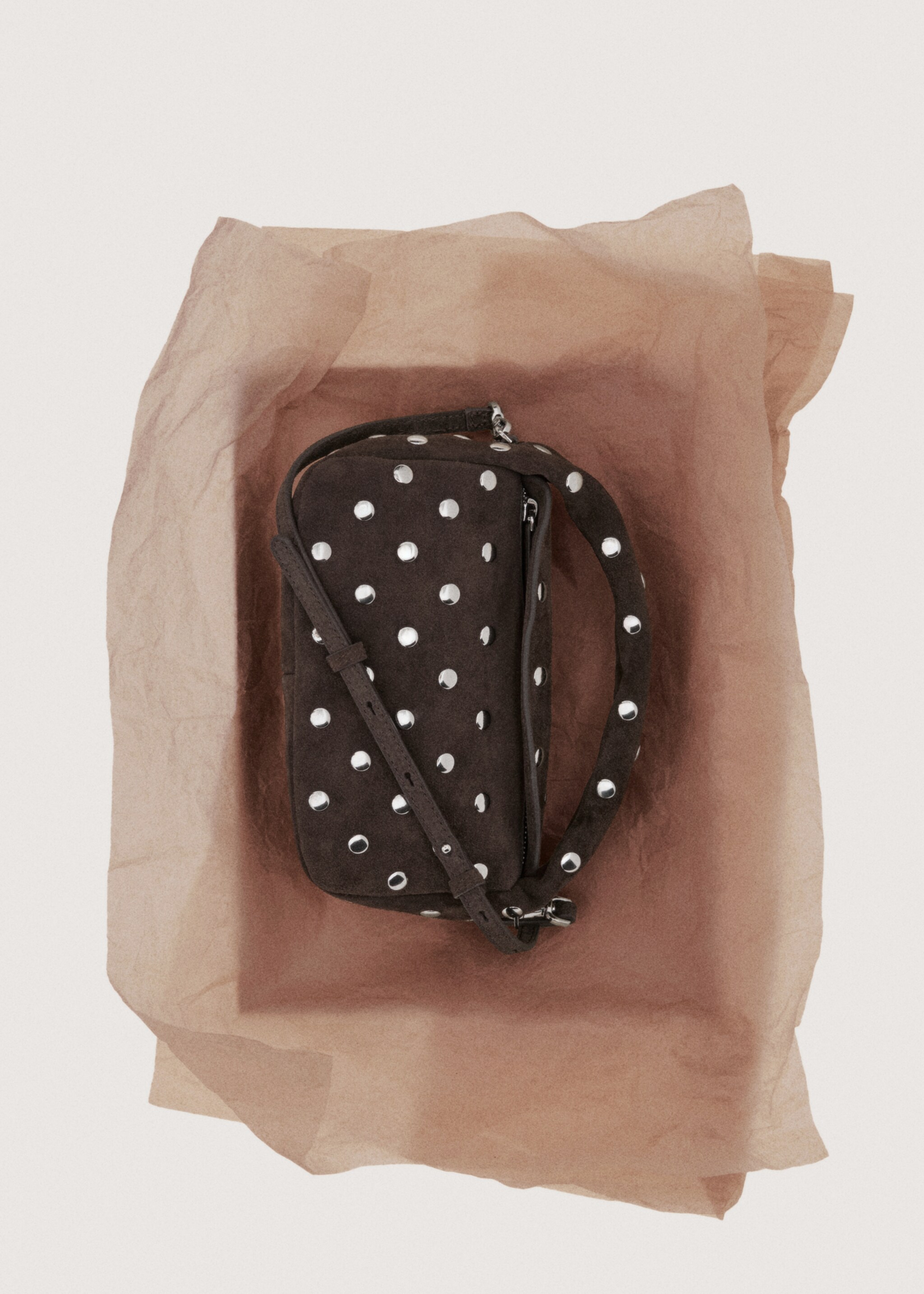 Bolso piel serraje tachuelas - Detalle del artículo 7, Chocolate. Ref: 27061202-00.