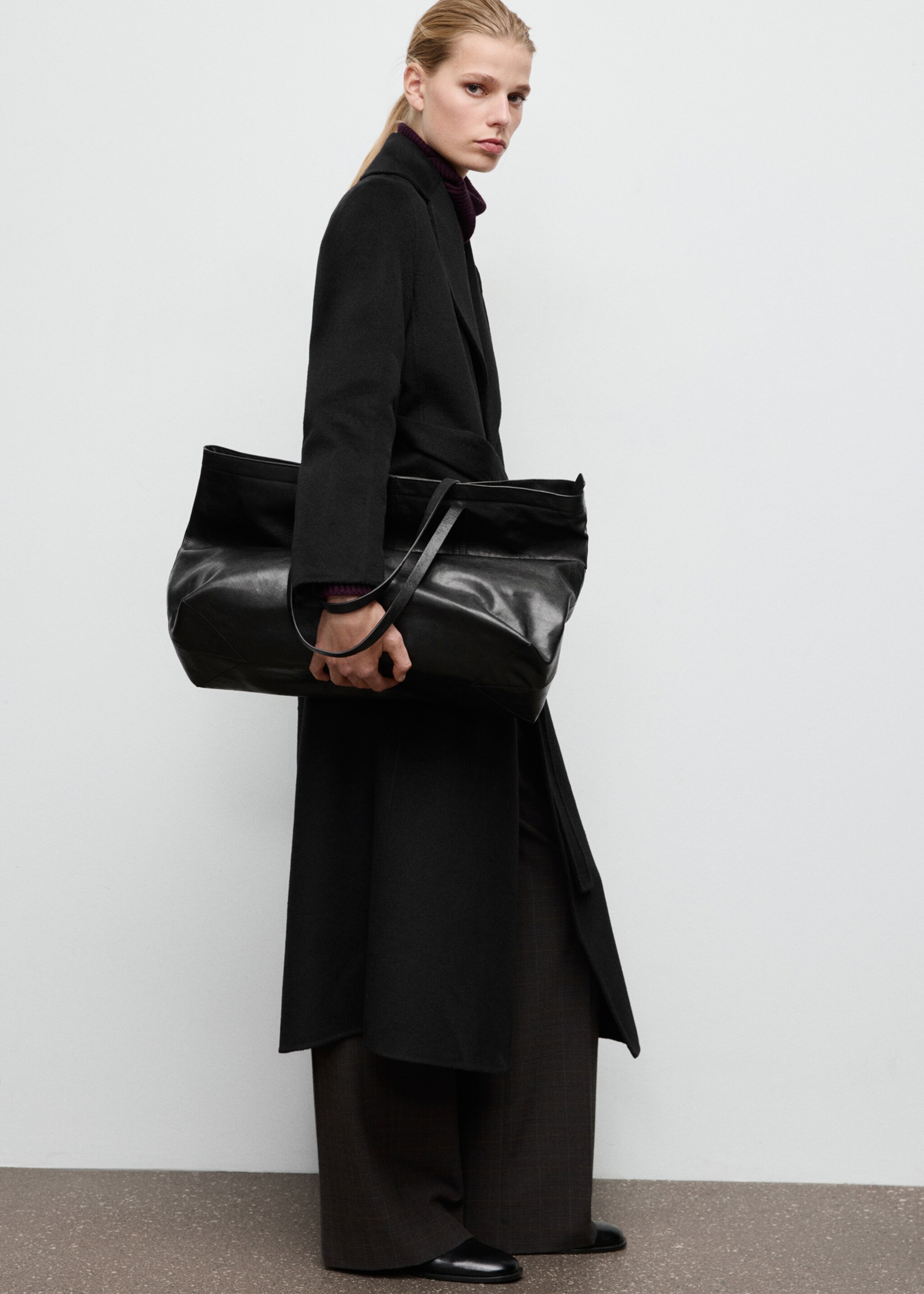 Handmade wool coat with belt - Details of the article 2, Black. Ref: 27061217-00.