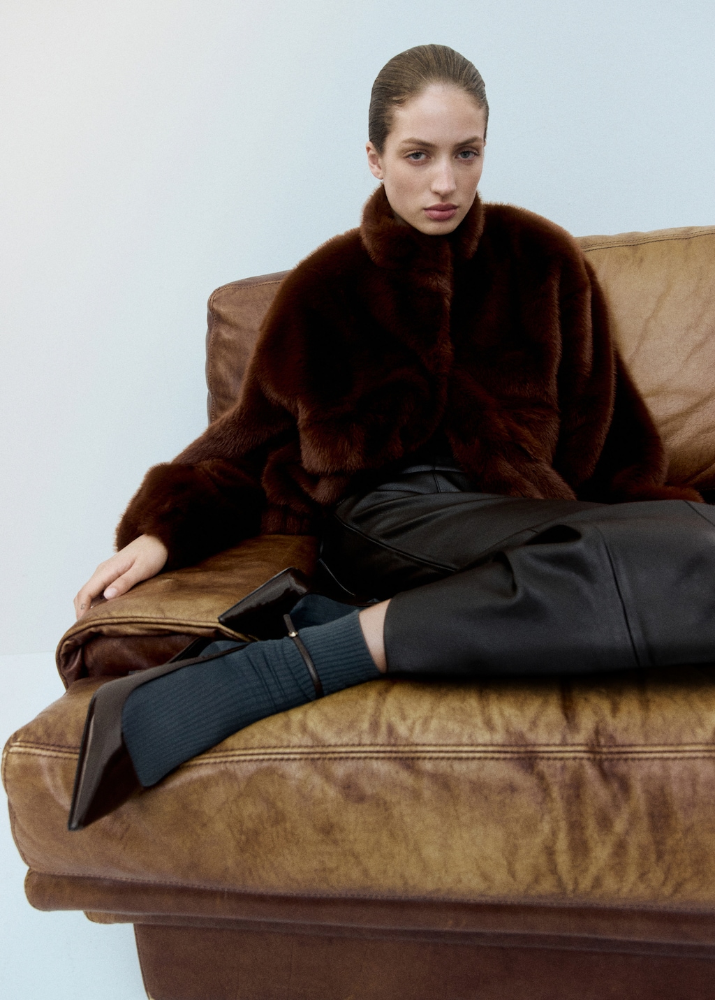 Ankle-cuff heel shoes