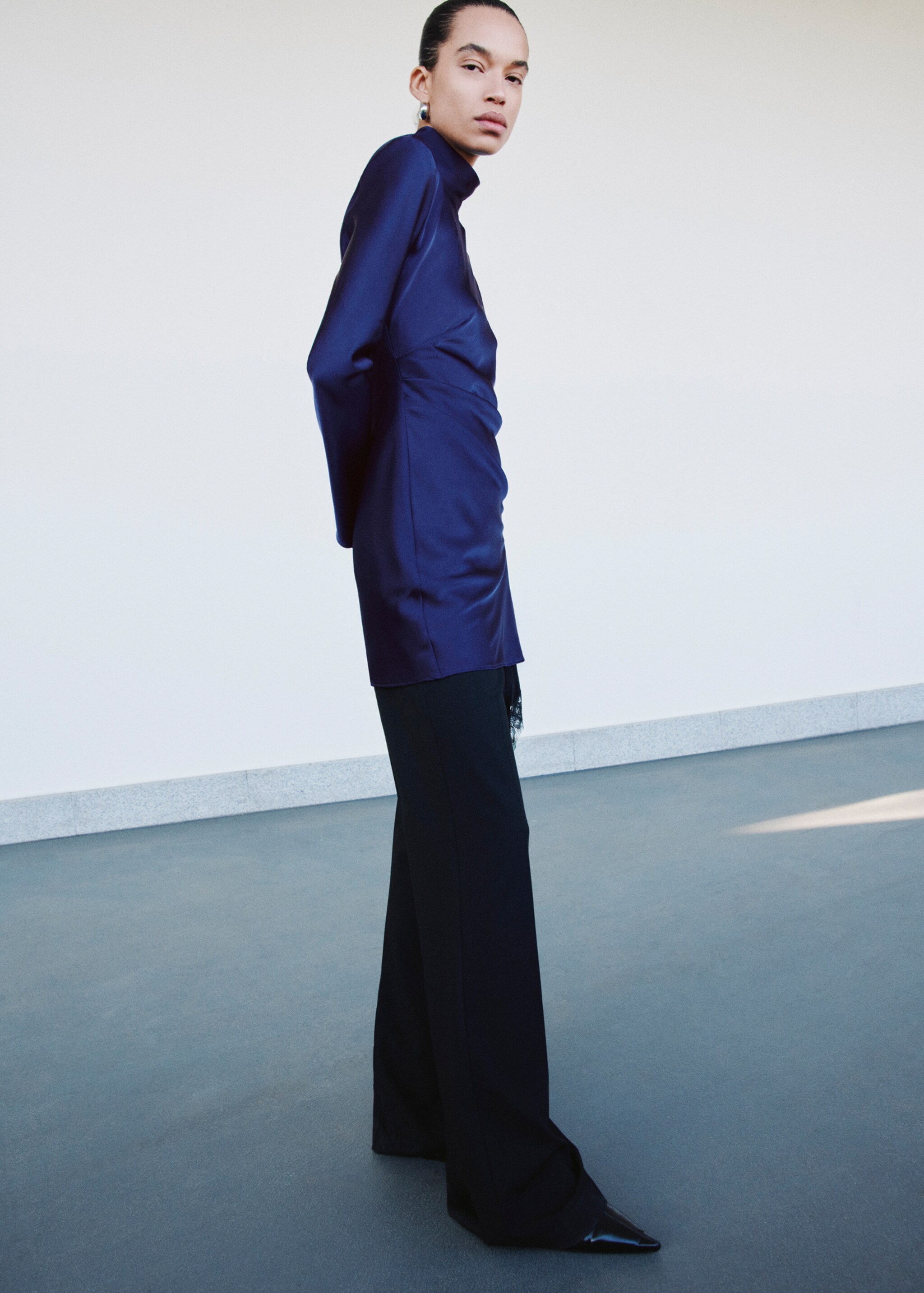 Satin high-neck dress - Details of the article 2, Indigo Blue. Ref: 27061238-00.