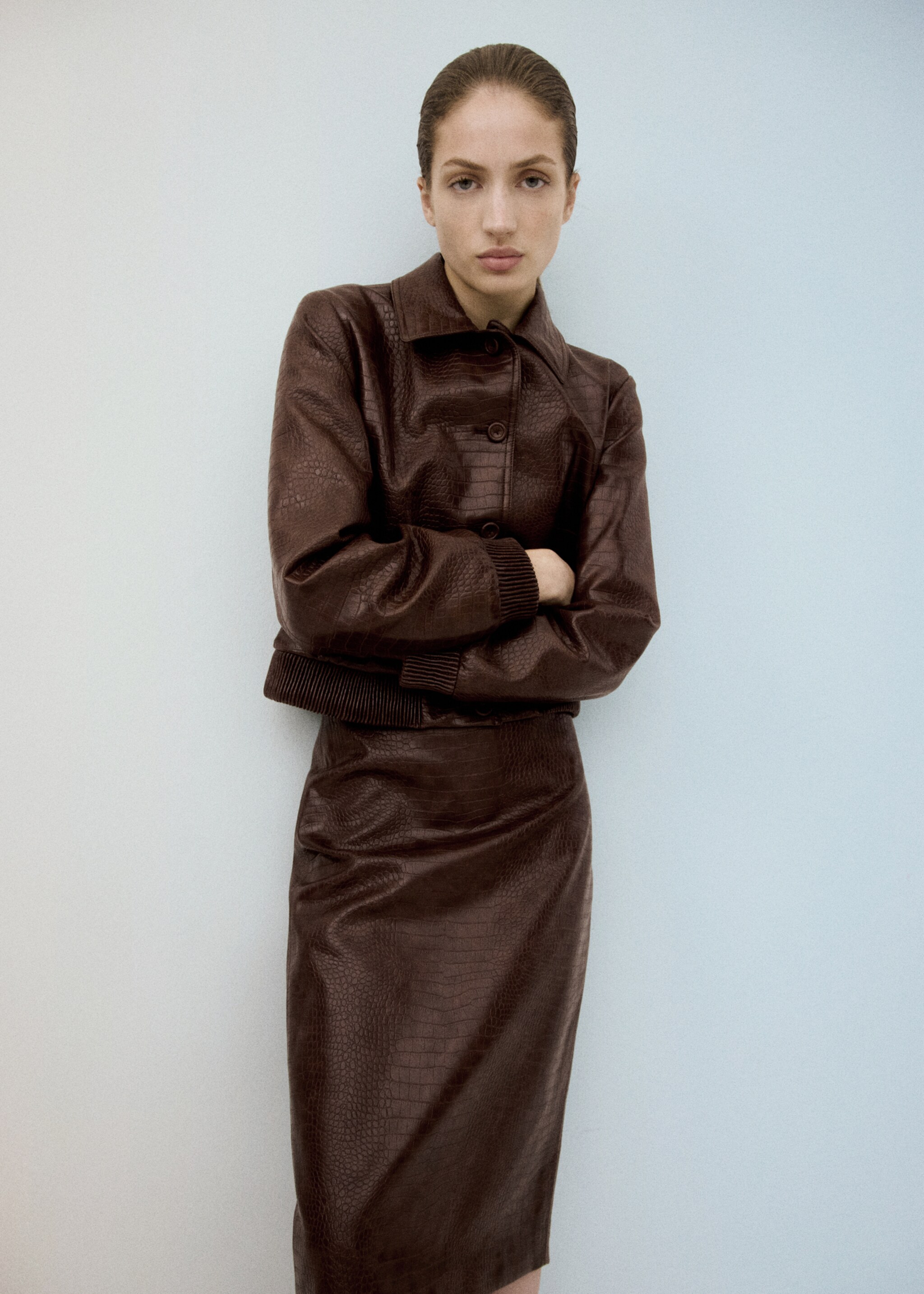 Куртка-бомбер под крокодиловую кожу - Деталь изделия 1, Коричневый. Ref: 27061239-00.