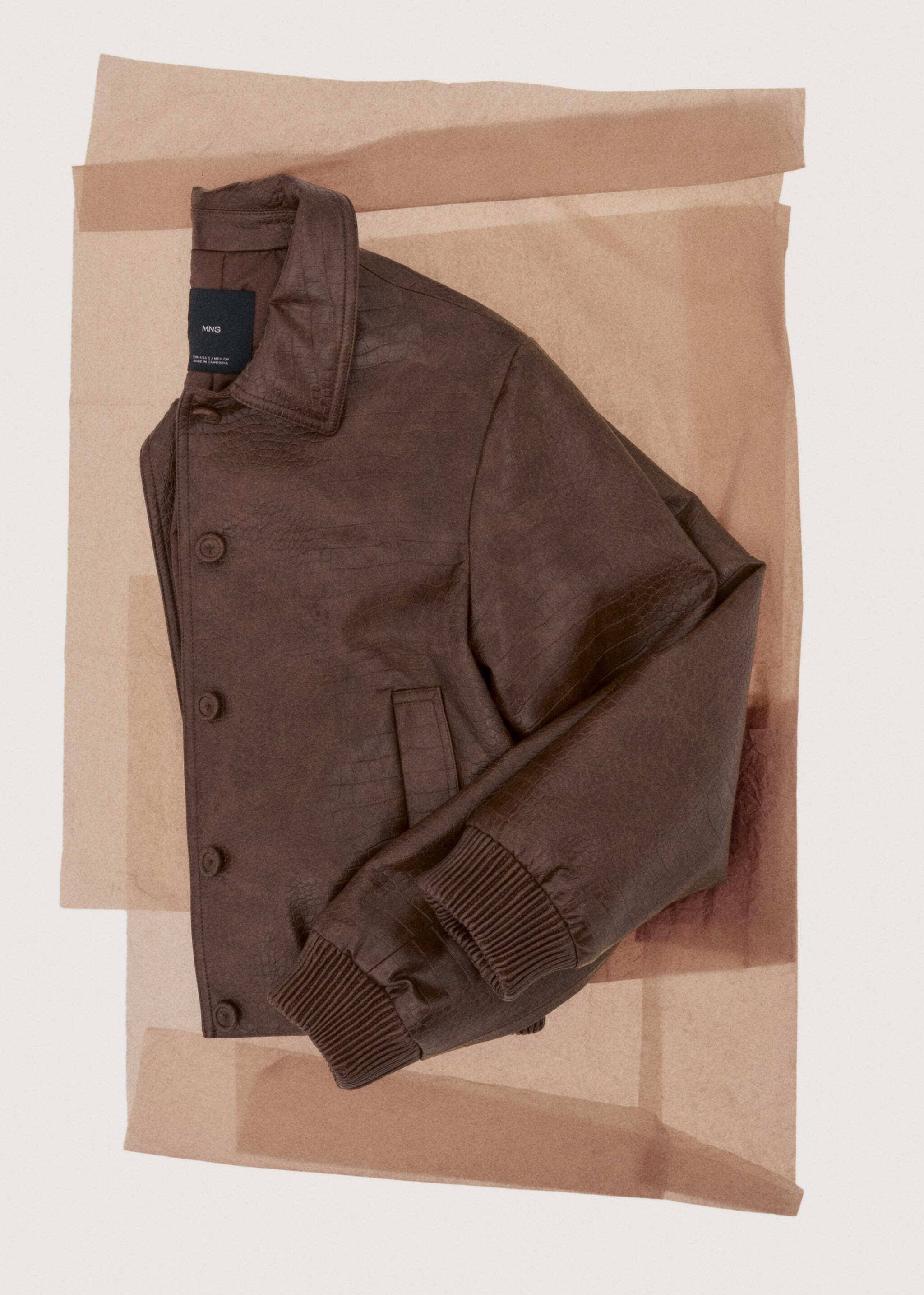 Куртка-бомбер под крокодиловую кожу - Деталь изделия 7, Коричневый. Ref: 27061239-00.