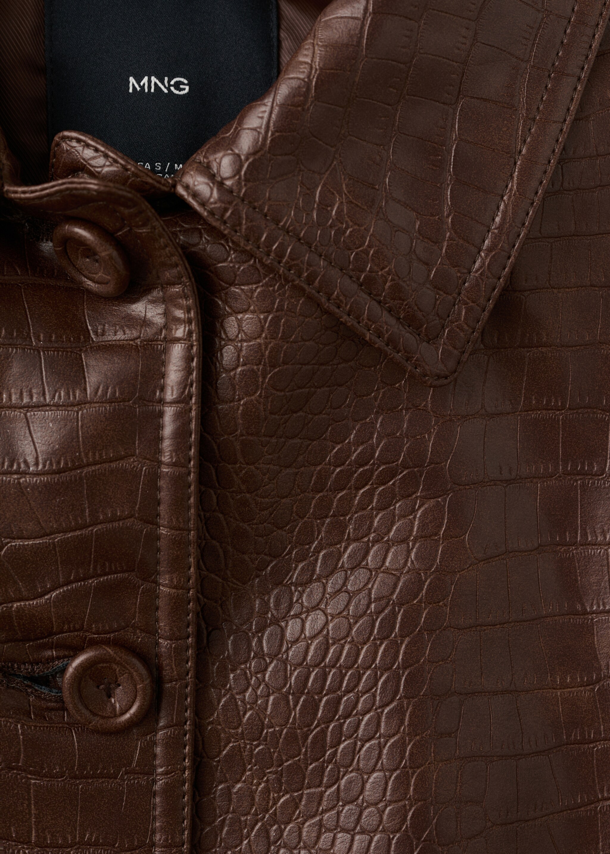 Куртка-бомбер под крокодиловую кожу - Деталь изделия 8, Коричневый. Ref: 27061239-00.