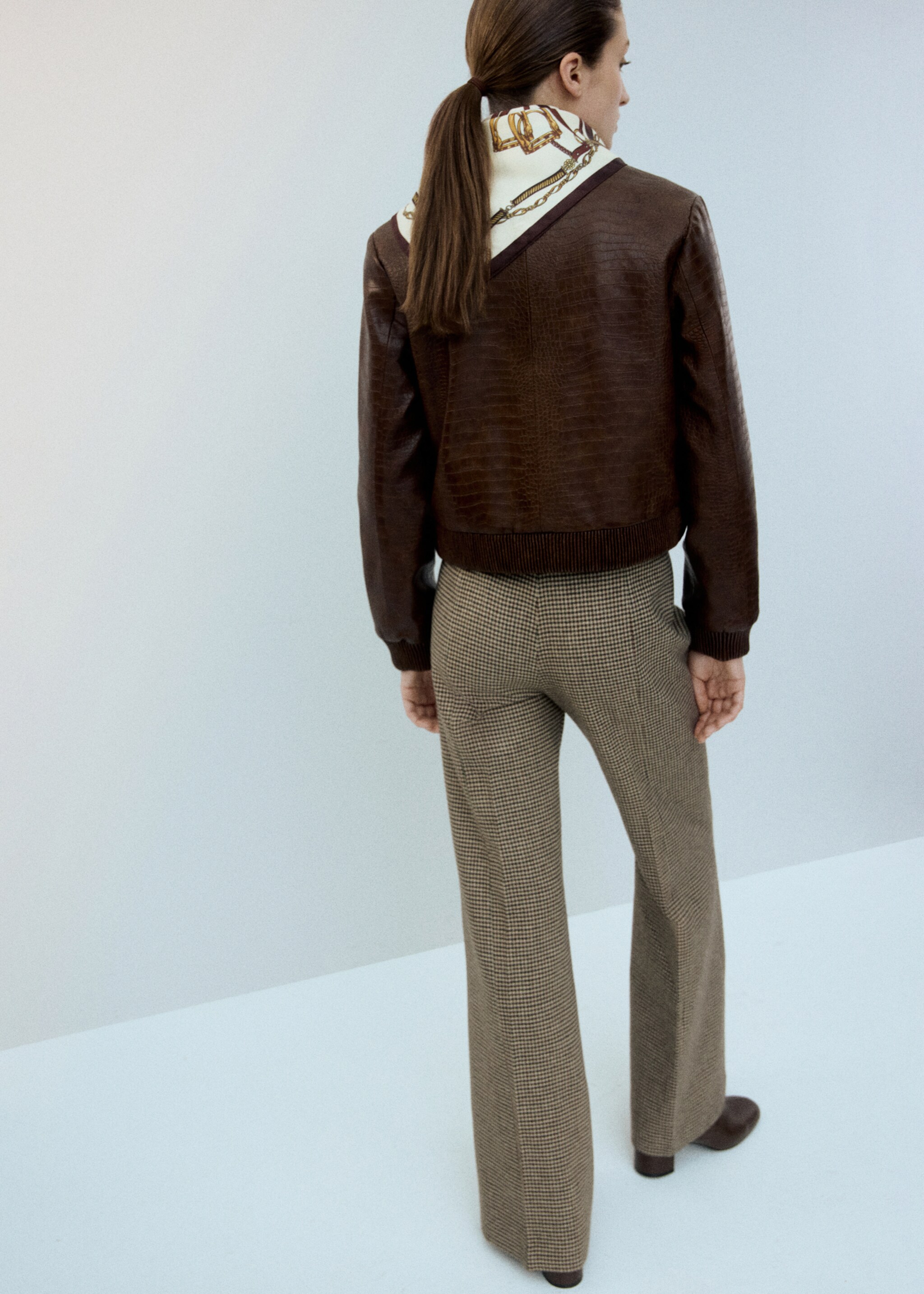 Куртка-бомбер под крокодиловую кожу - Обратная сторона изделия, Коричневый. Ref: 27061239-00.