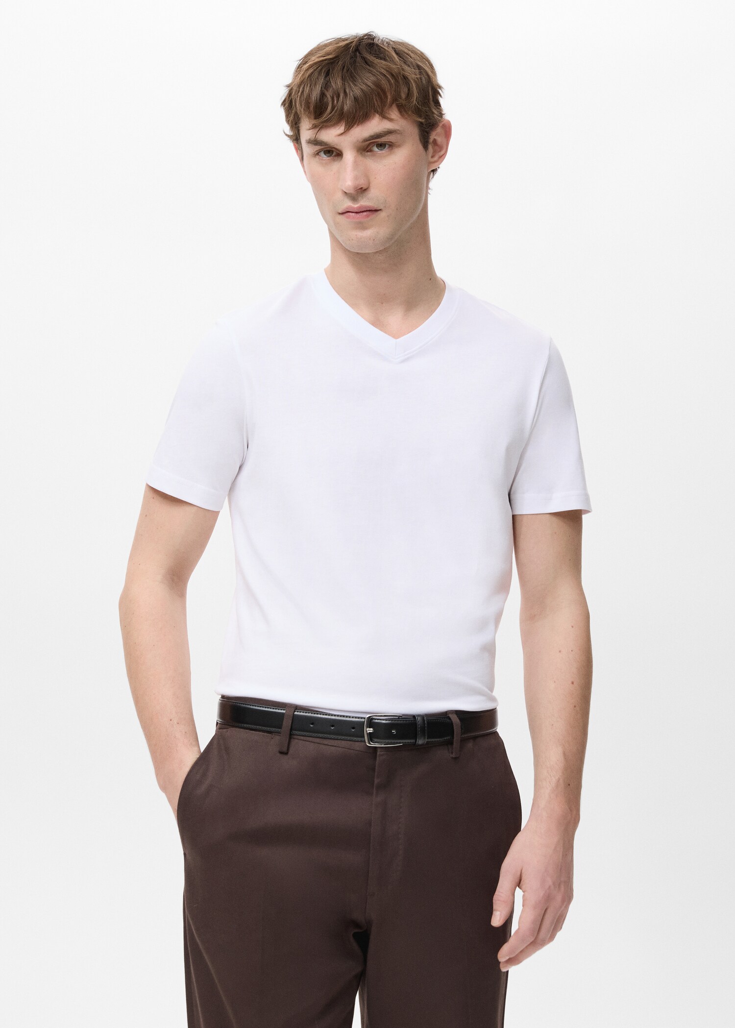 Camiseta 100% algodón cuello pico slim fit - Plano medio