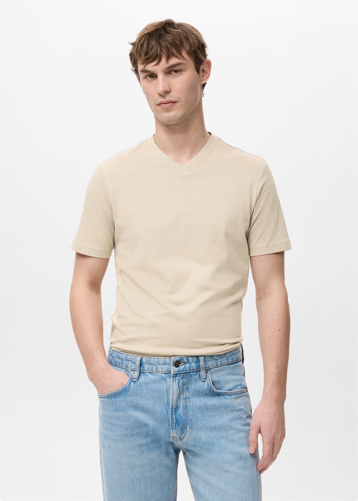 Camiseta 100% algodón cuello pico slim fit - Plano medio