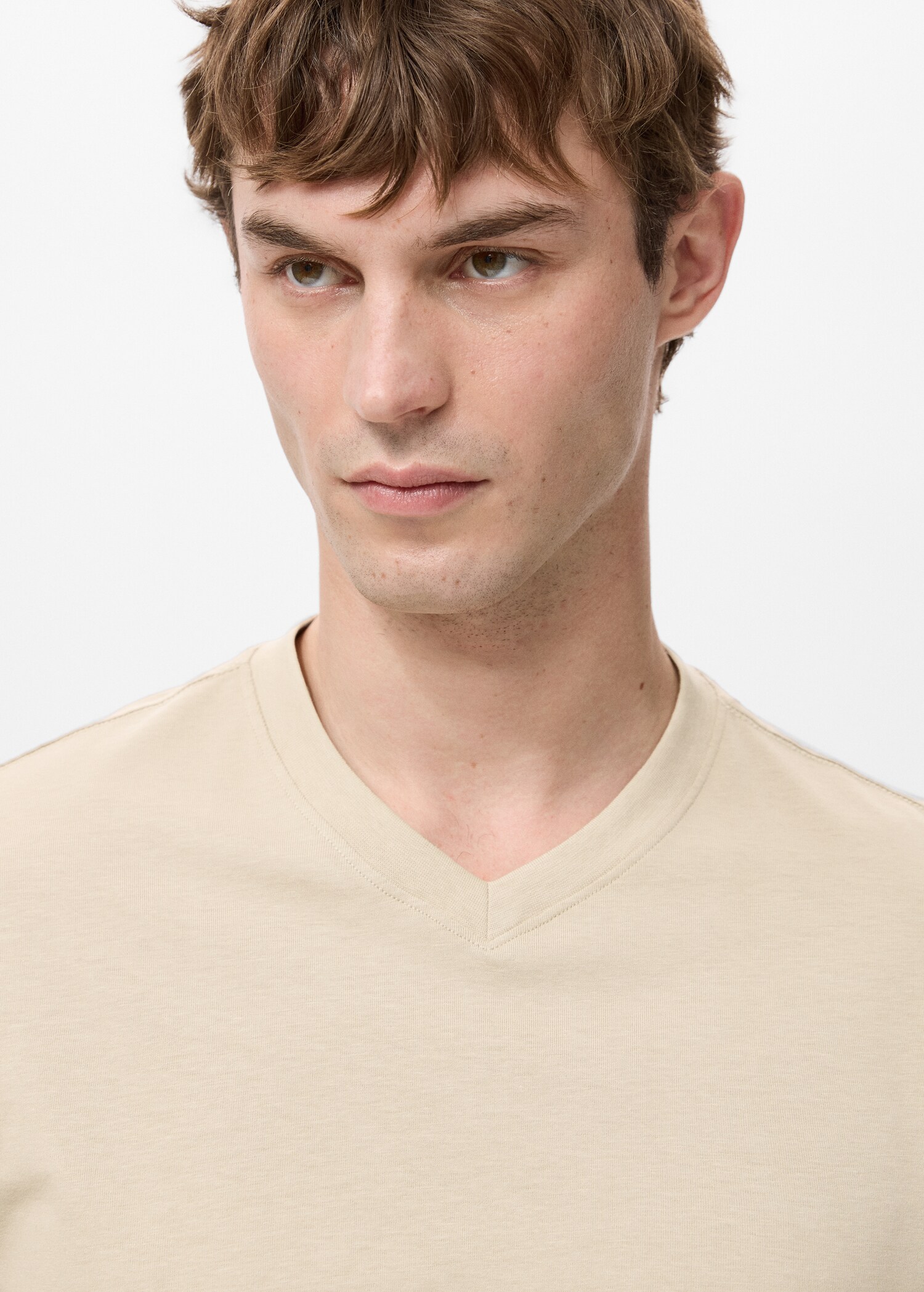 Camiseta 100% algodón cuello pico slim fit - Detalle del artículo 1