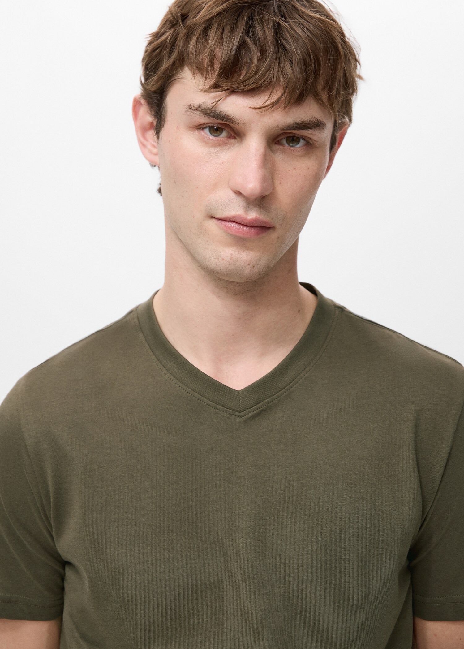 Camiseta 100% algodón cuello pico slim fit - Detalle del artículo 1