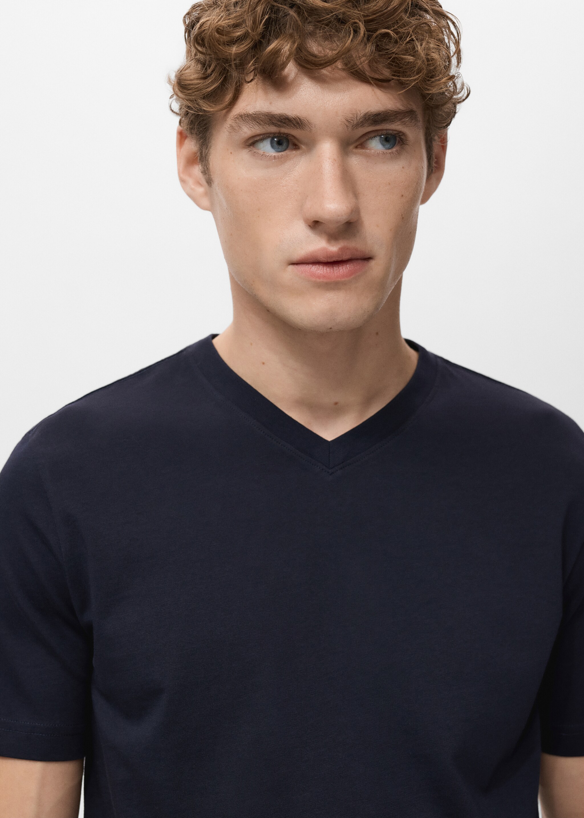 100% cotton slim-fit V-neck t-shirt - Details of the article 1, Navy. Ref: 27061261-00.