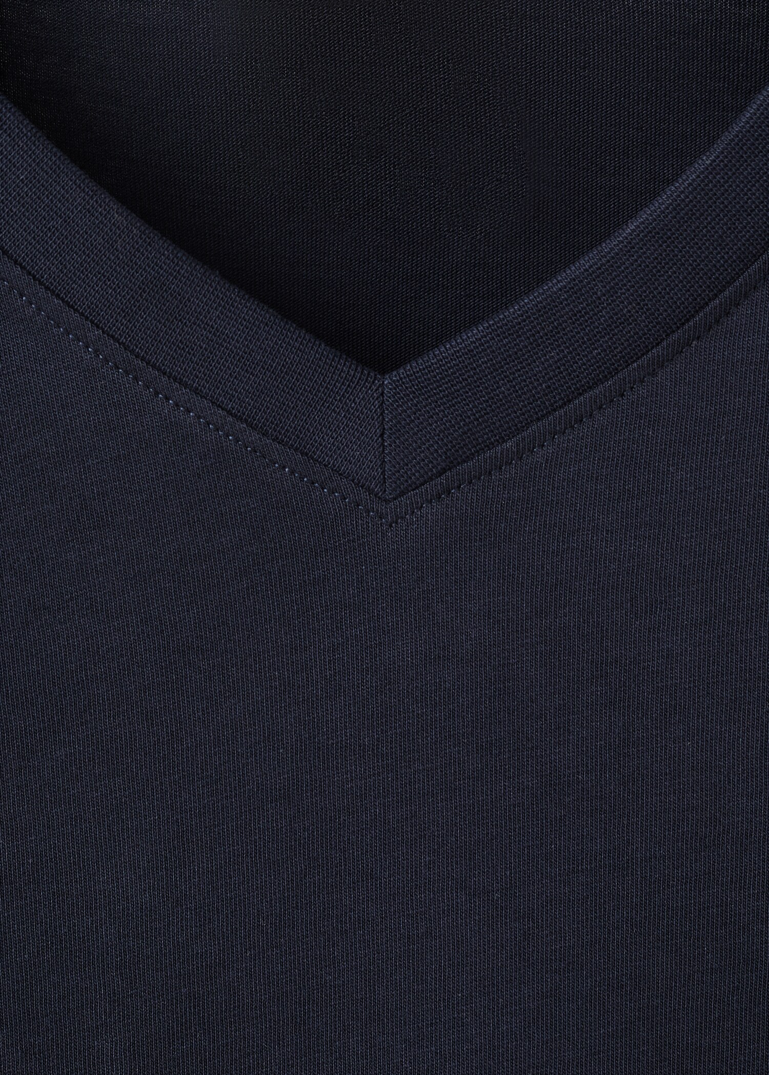 100% cotton slim-fit V-neck t-shirt - Details of the article 8