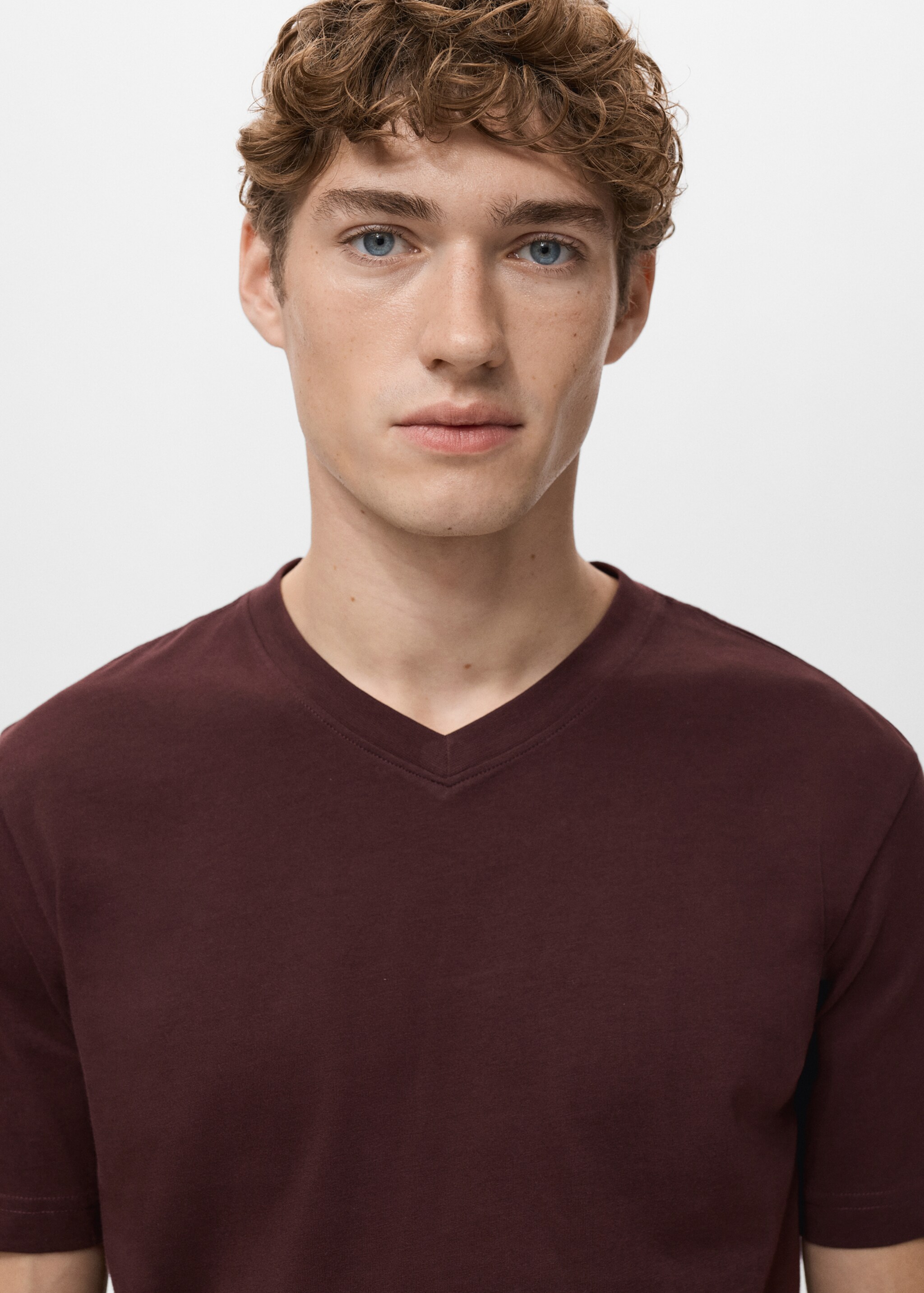 T-shirt 100 % coton col V slim-fit - Détail de l'article 1, Bordeaux. Ref: 27061261-00.