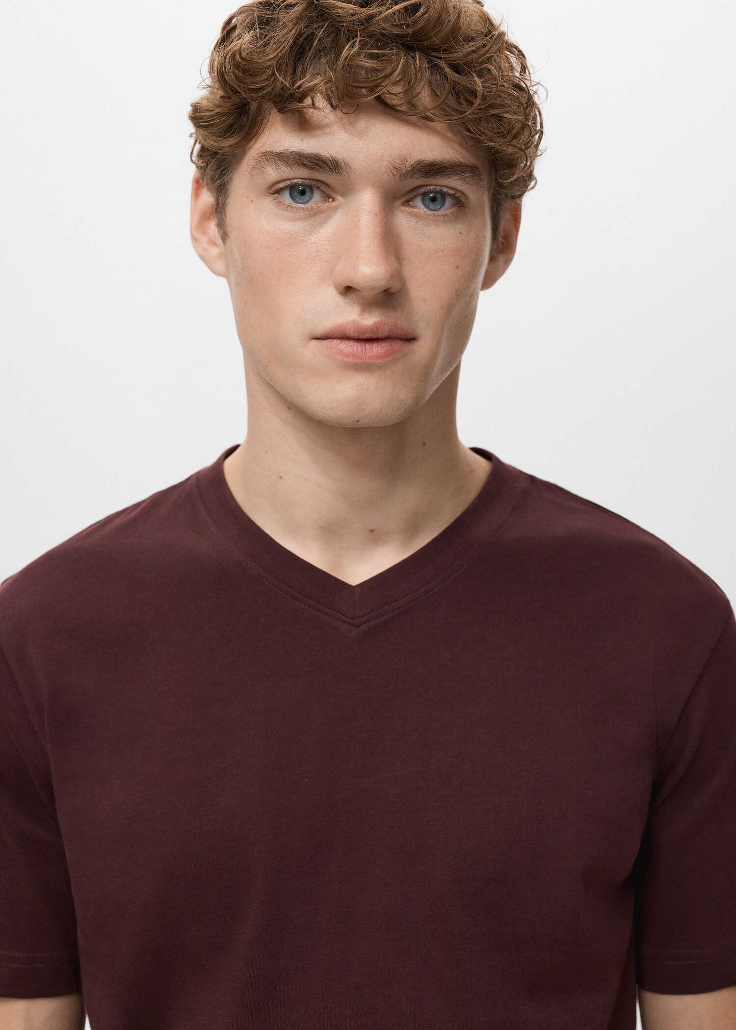 100% cotton slim-fit V-neck t-shirt - Details of the article 1