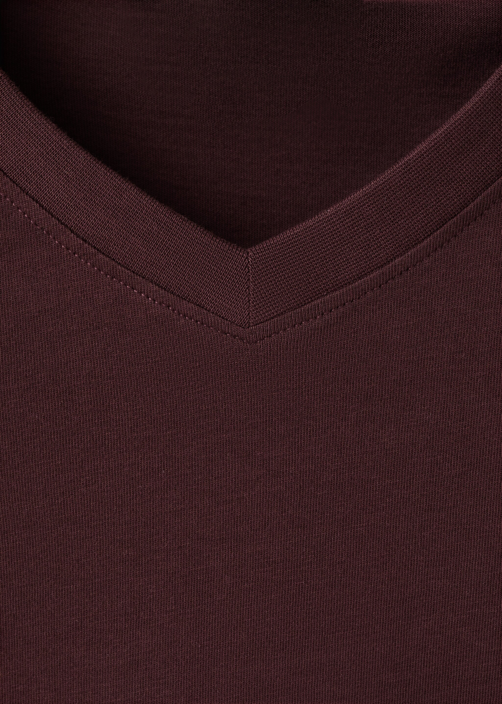 T-shirt 100 % coton col V slim-fit - Détail de l'article 8, Bordeaux. Ref: 27061261-00.