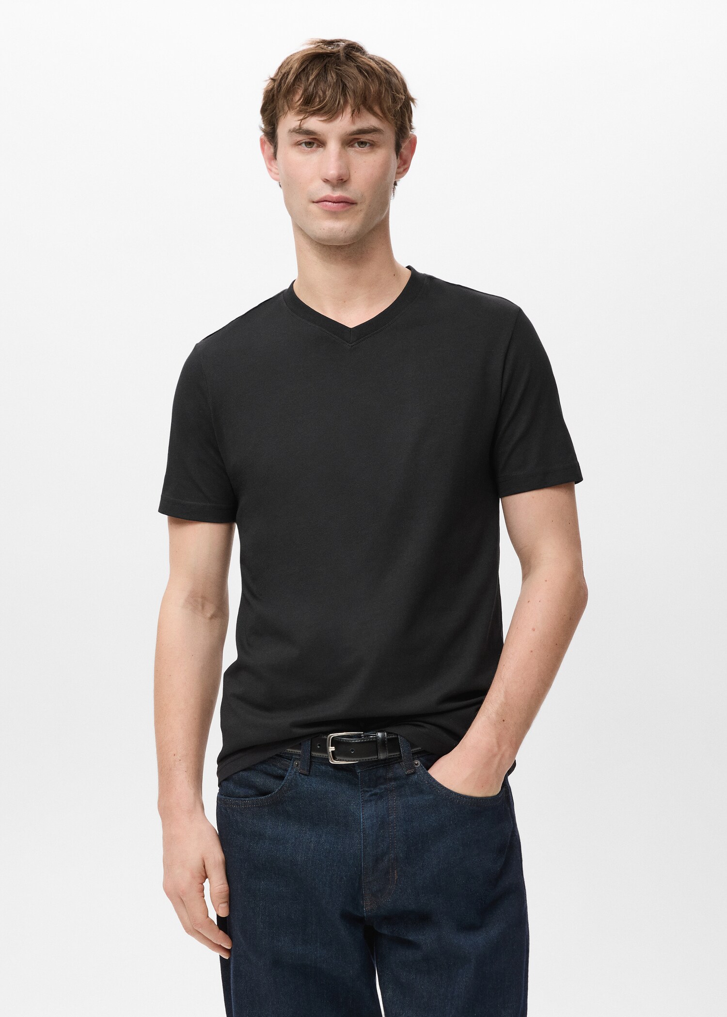 Camiseta 100% algodón cuello pico slim fit - Plano medio