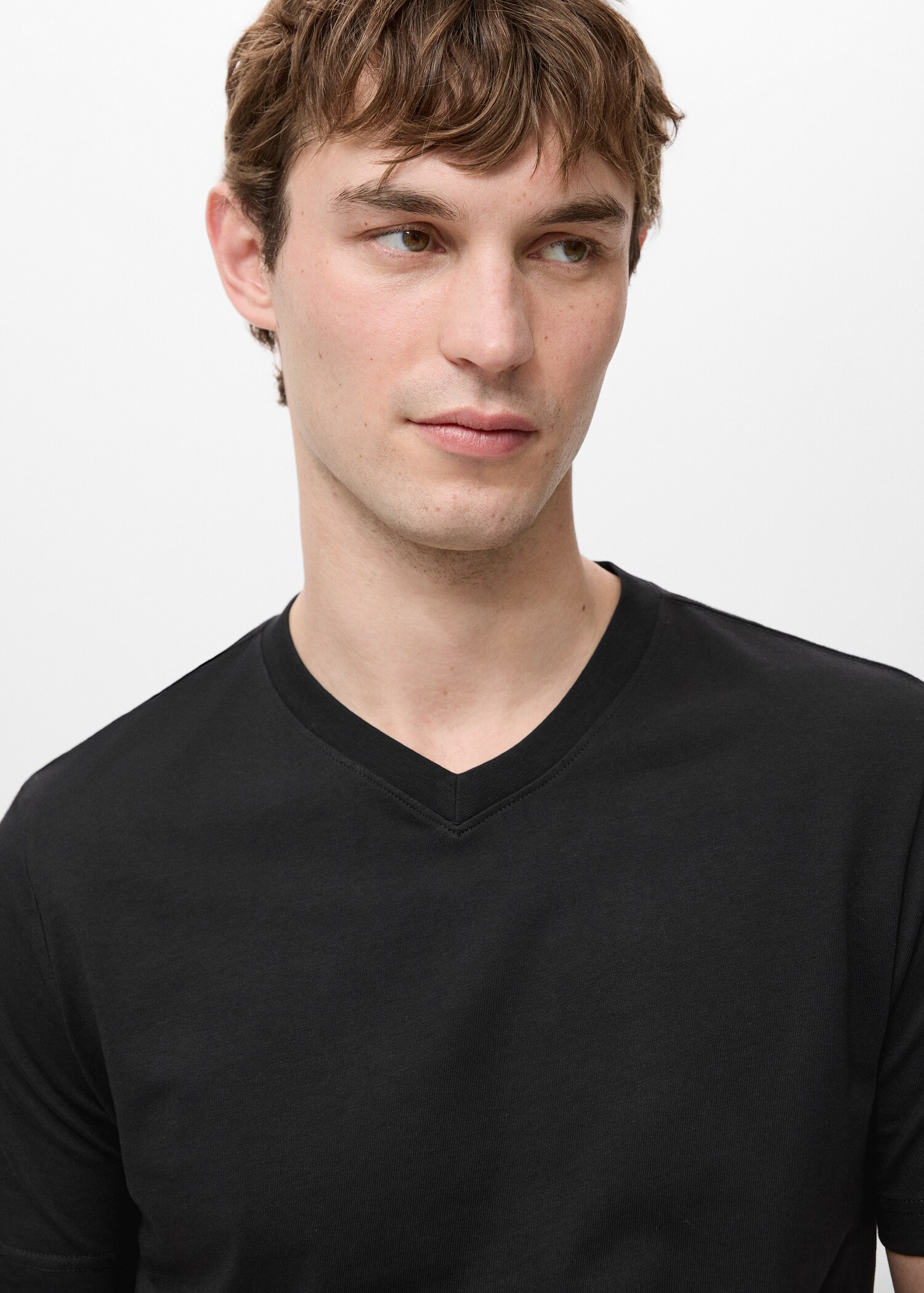 Camiseta 100% algodón cuello pico slim fit - Detalle del artículo 1