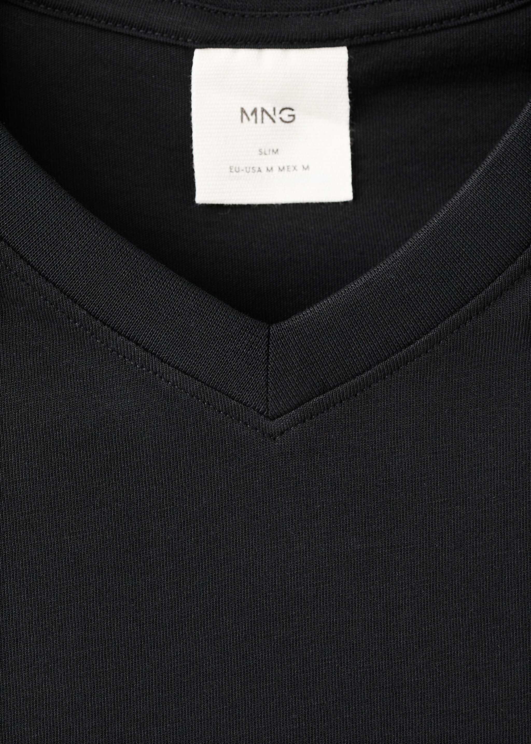 T-shirt 100 % coton col V slim-fit - Détail de l'article 8, Noir. Ref: 27061261-00.