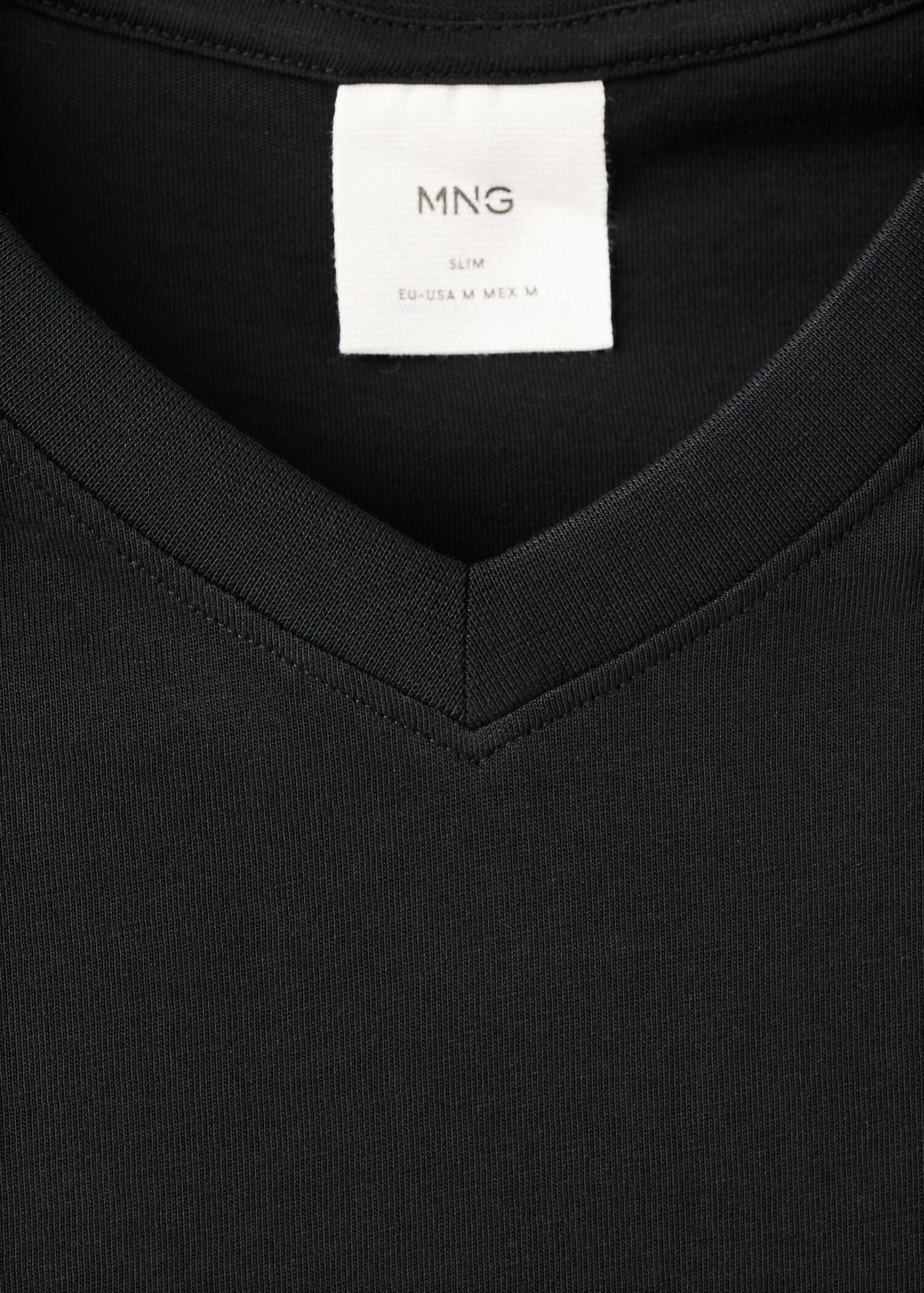 100% cotton slim-fit V-neck t-shirt - Details of the article 8