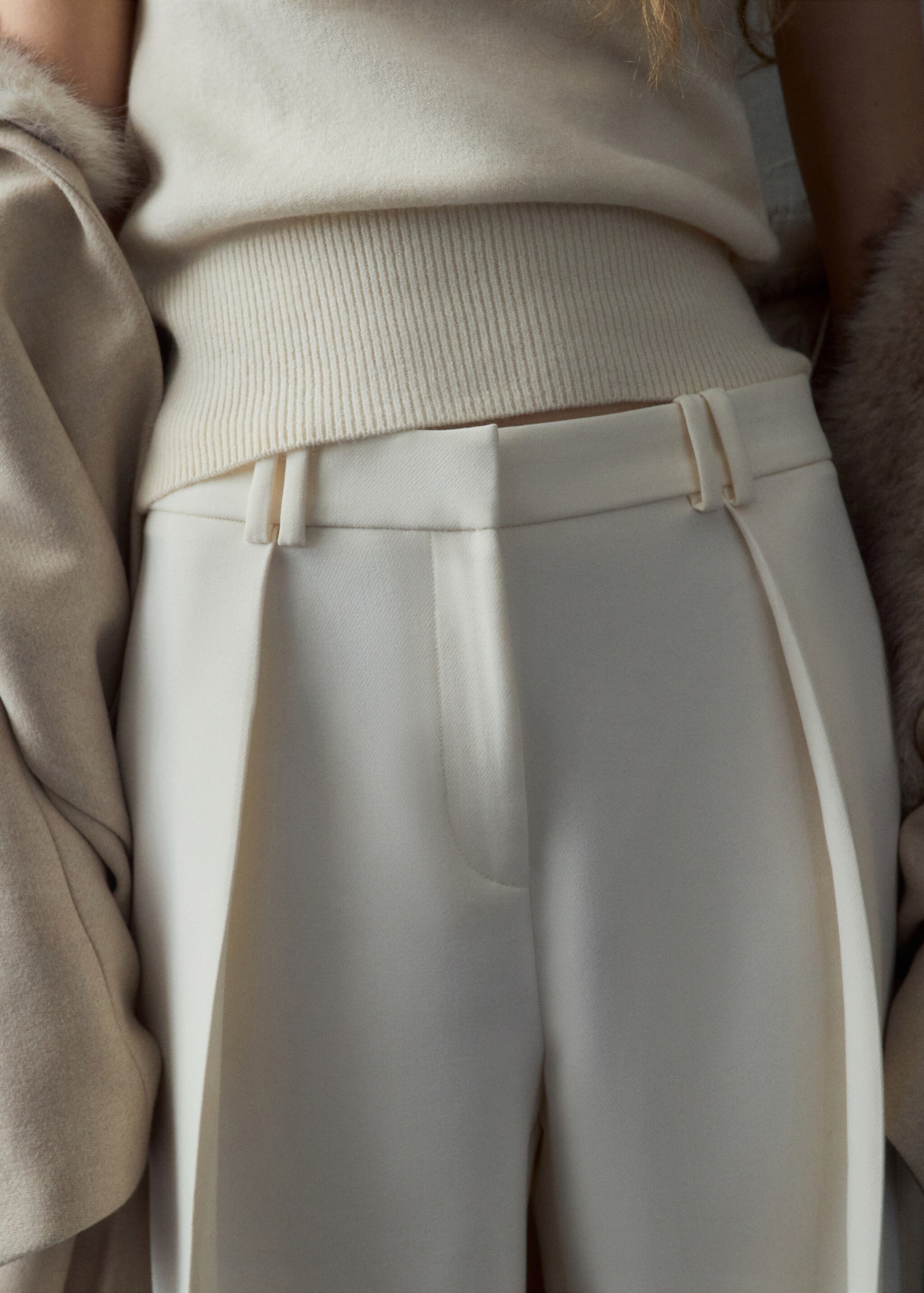 Turtleneck knit top - Details of the article 6, Ecru. Ref: 27061263-00.