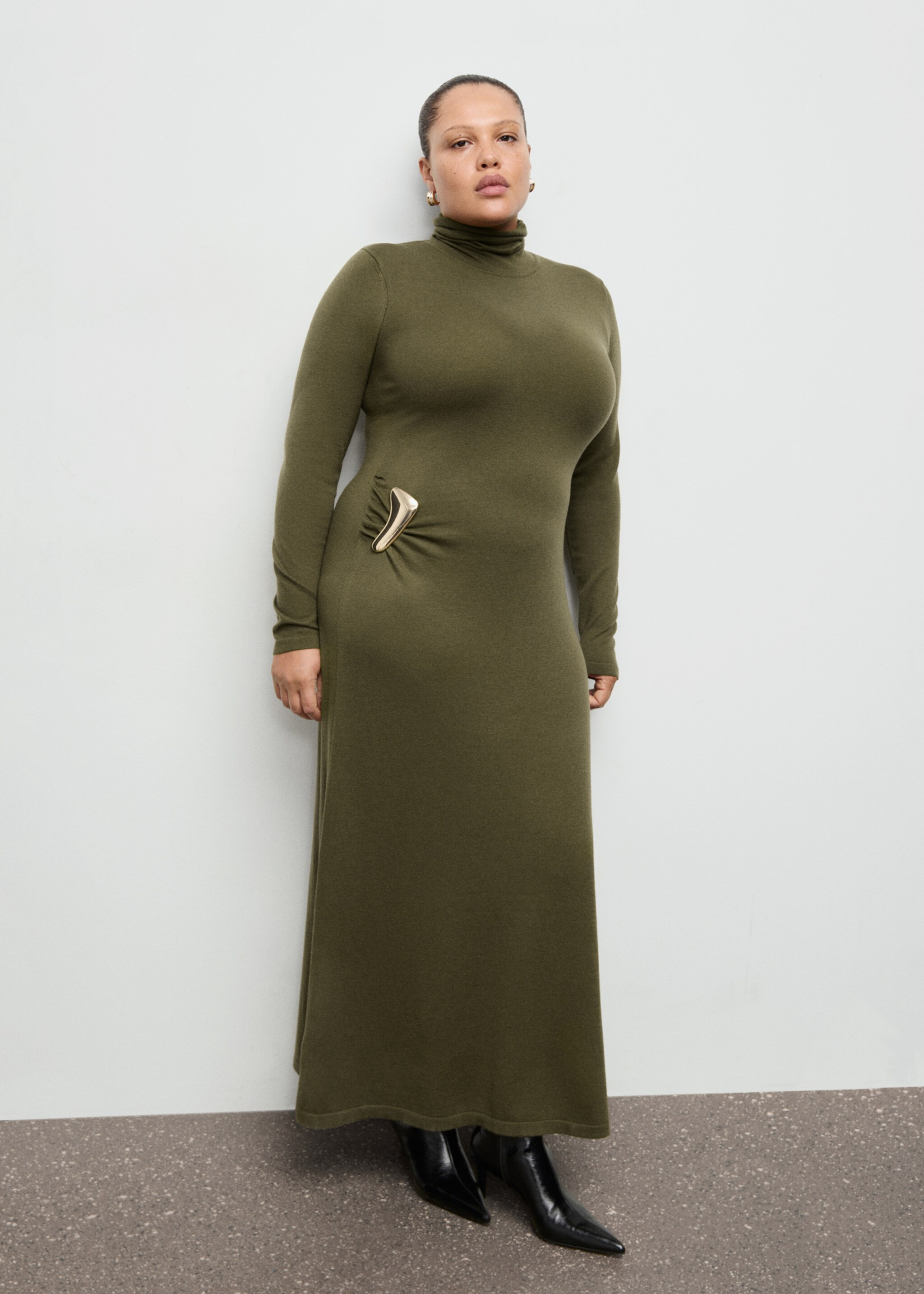 فستان برقبة عالية مع دبوس زينة - تفاصيل المنتج 3, أسمر ضارب إلى الصفرة. Ref: 27061265-00.