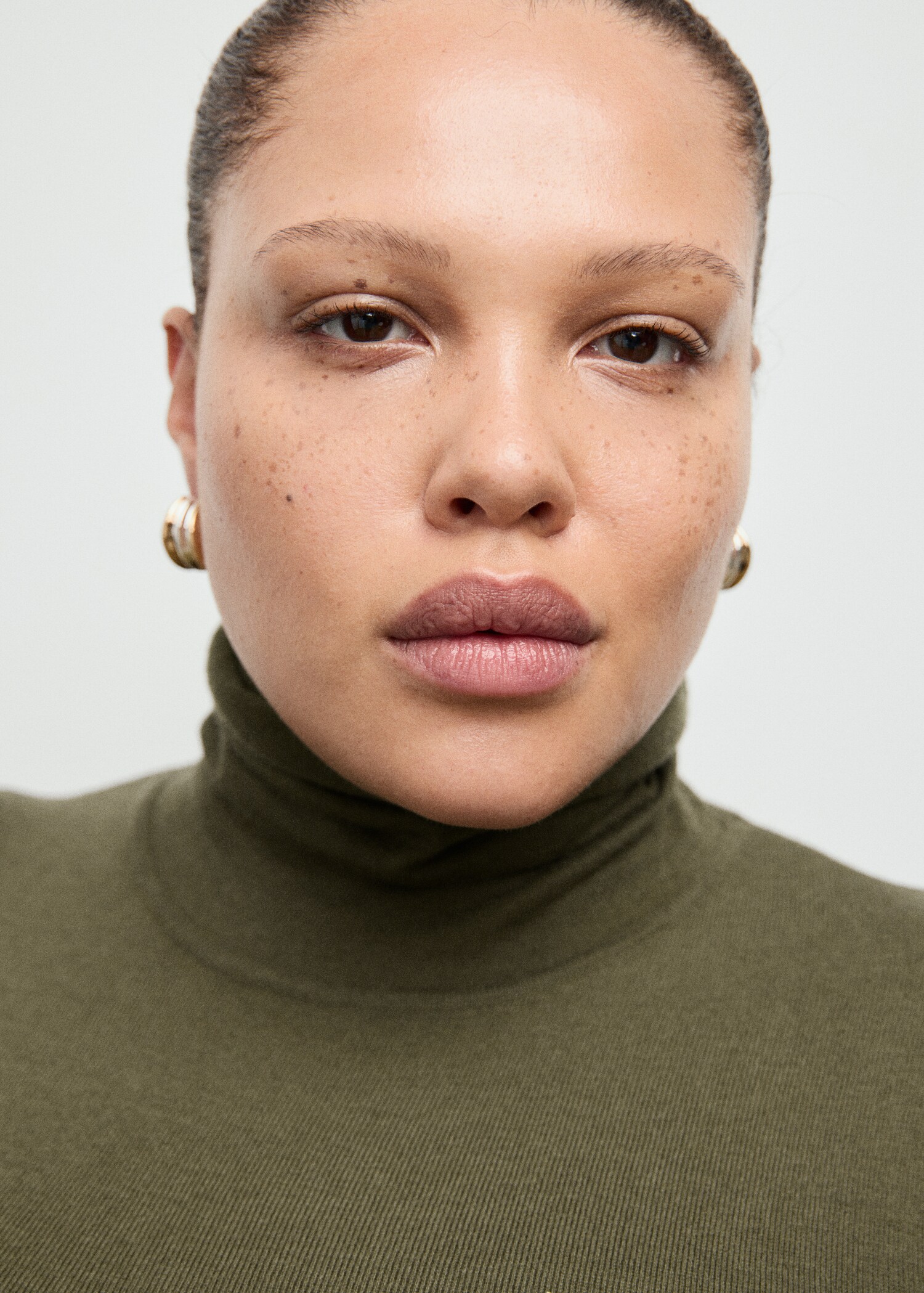 فستان برقبة عالية مع دبوس زينة - تفاصيل المنتج 4