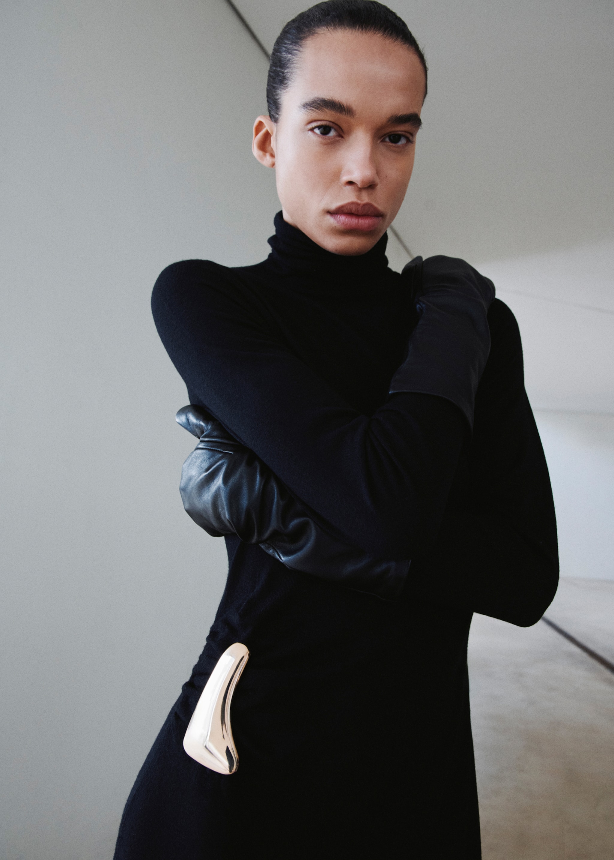 Robe col montant broche - Plan moyen, Noir. Ref: 27061265-00.