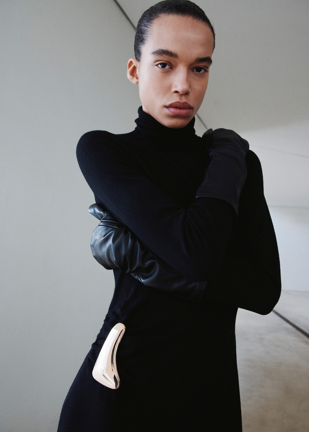 Turtleneck knitted dress with brooch
