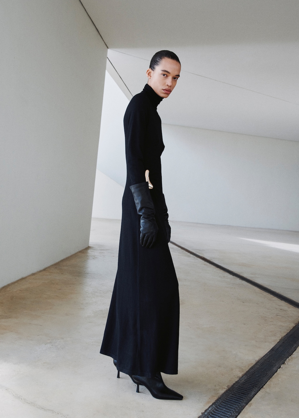 Turtleneck knitted dress with brooch - image 4