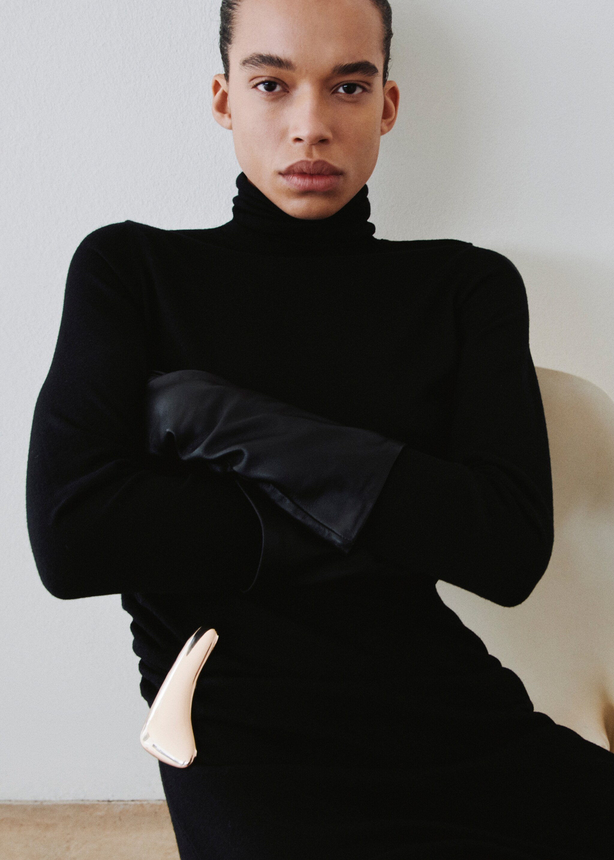 Robe col montant broche - Détail de l'article 2, Noir. Ref: 27061265-00.