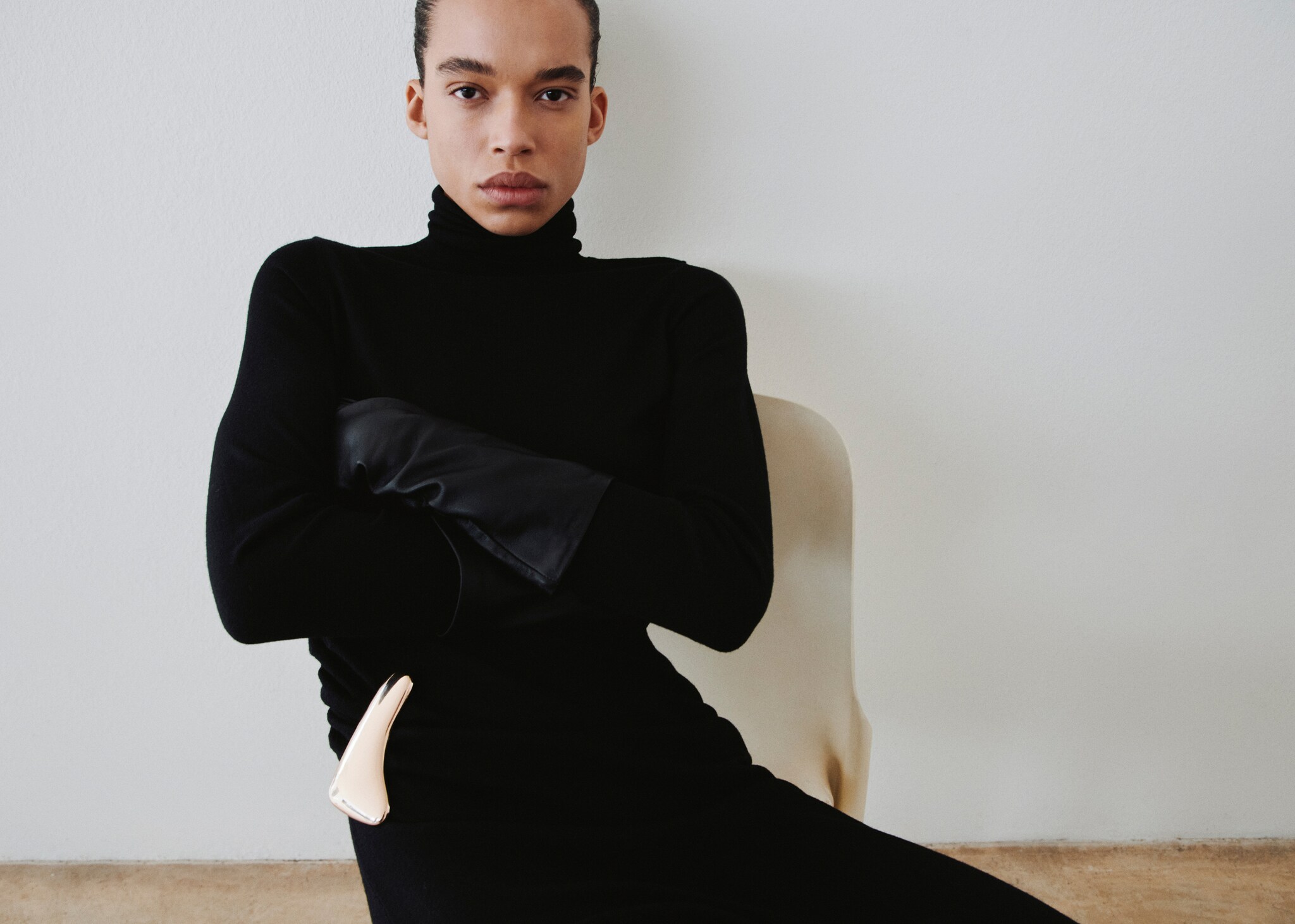 Turtleneck dress with brooch - Details of the article 2