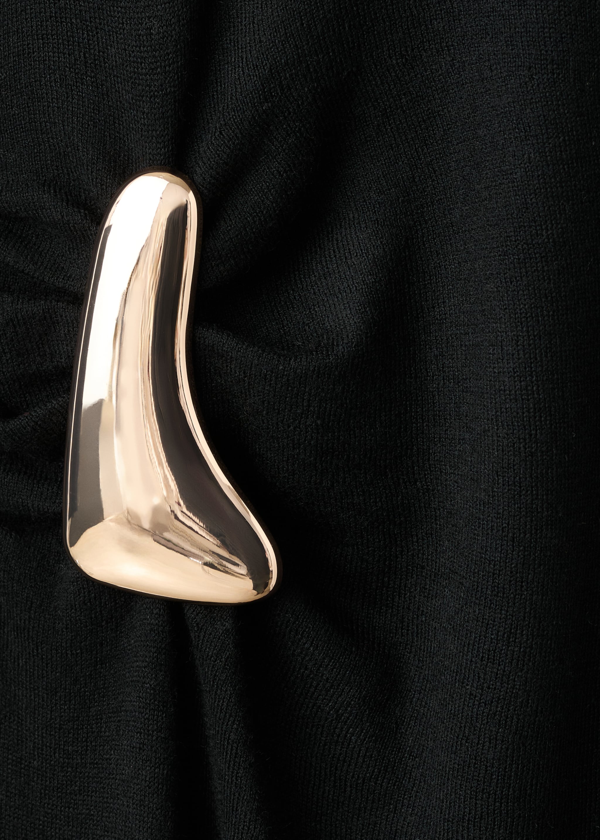 Robe col montant broche - Détail de l'article 8, Noir. Ref: 27061265-00.