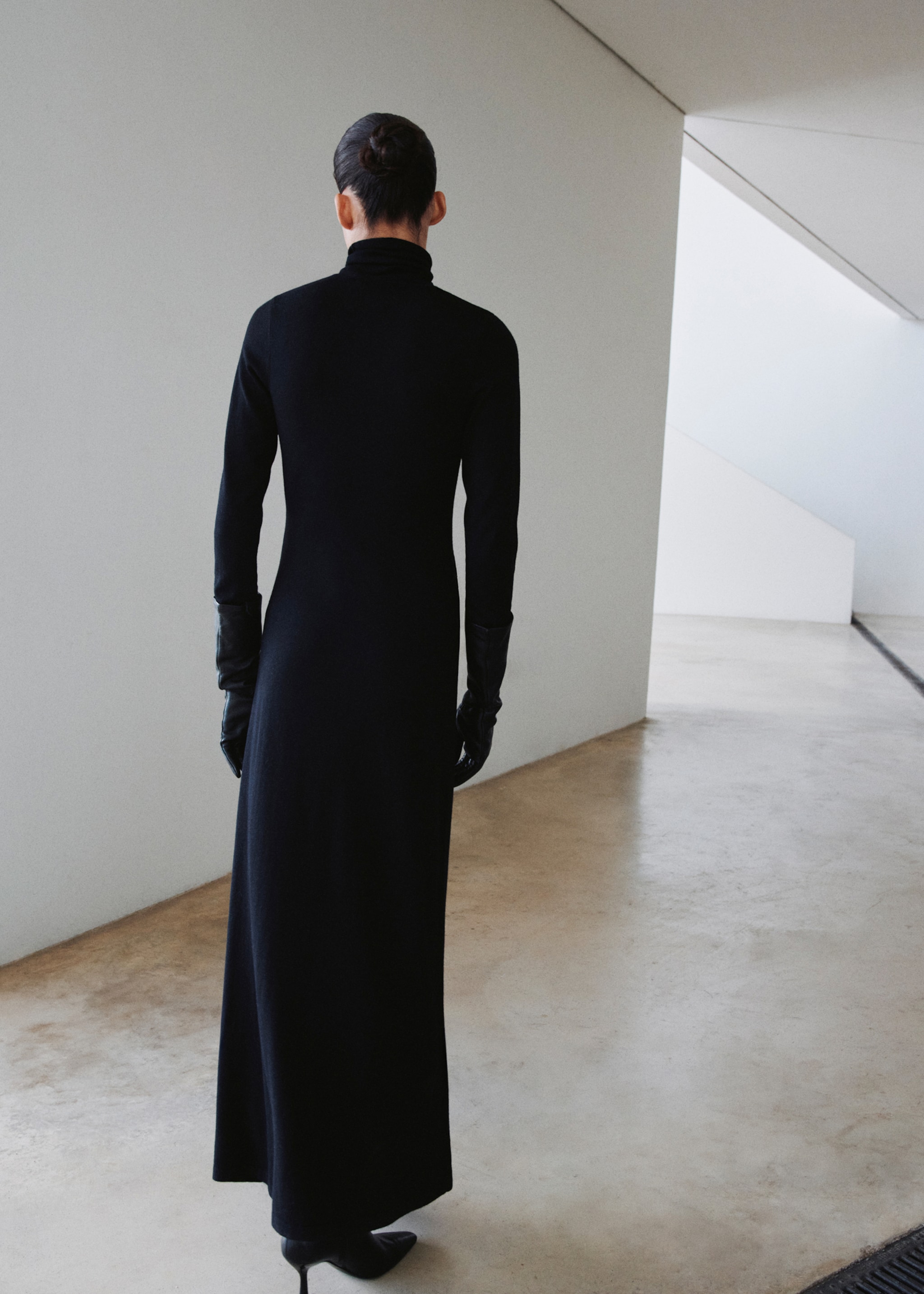 Robe col montant broche - Verso de l’article, Noir. Ref: 27061265-00.