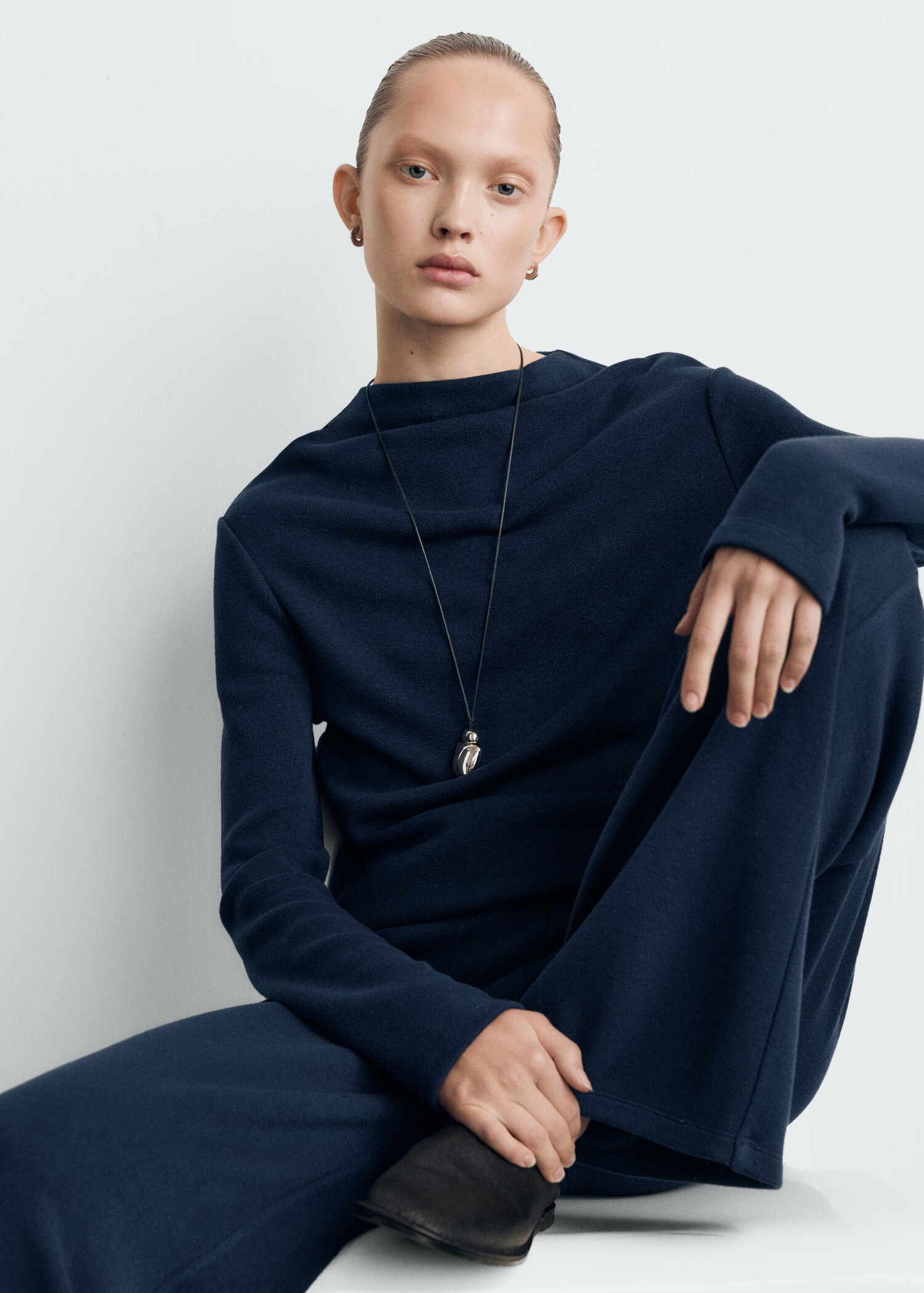 Straight-fit trousers with elastic waist - Details of the article 2