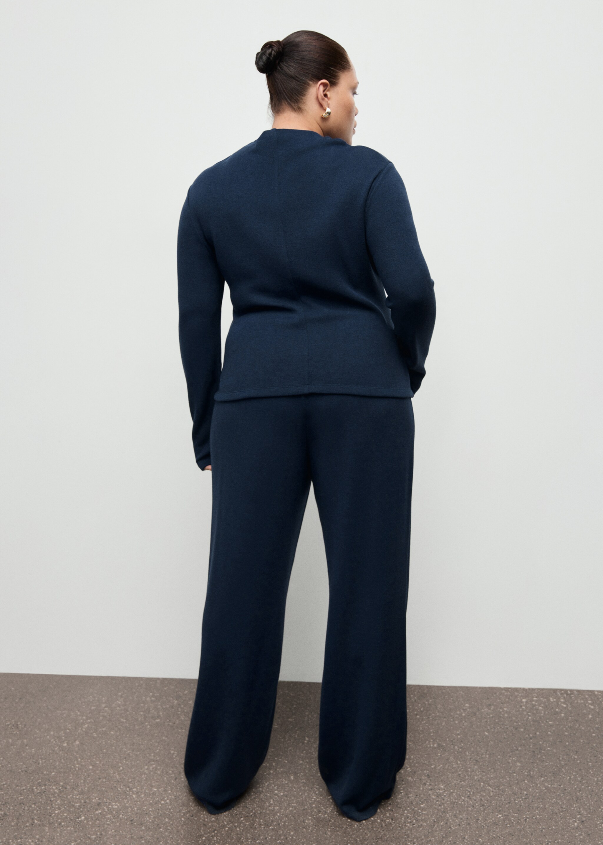 Straight-fit trousers with elastic waist - Details of the article 4, Navy. Ref: 27061274-00.