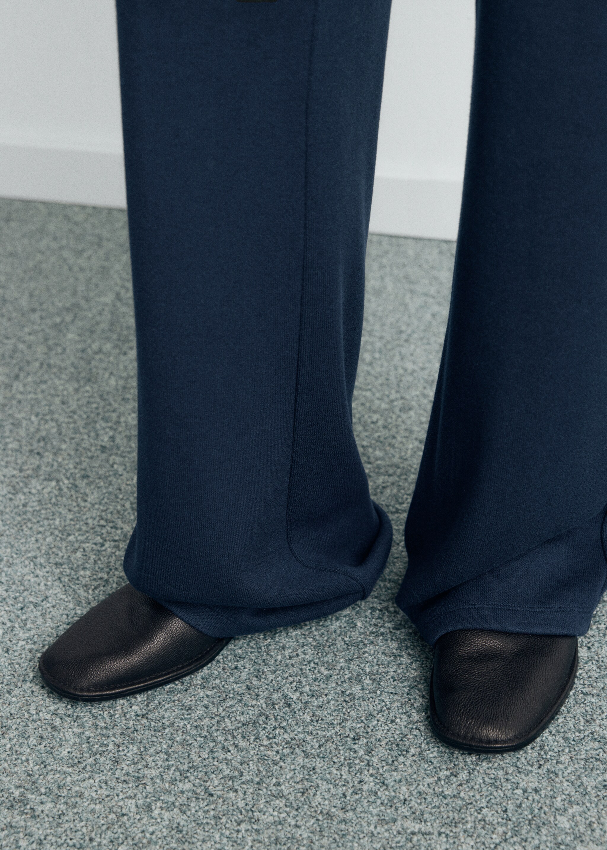 Straight-fit trousers with elastic waist - Details of the article 6, Navy. Ref: 27061274-00.
