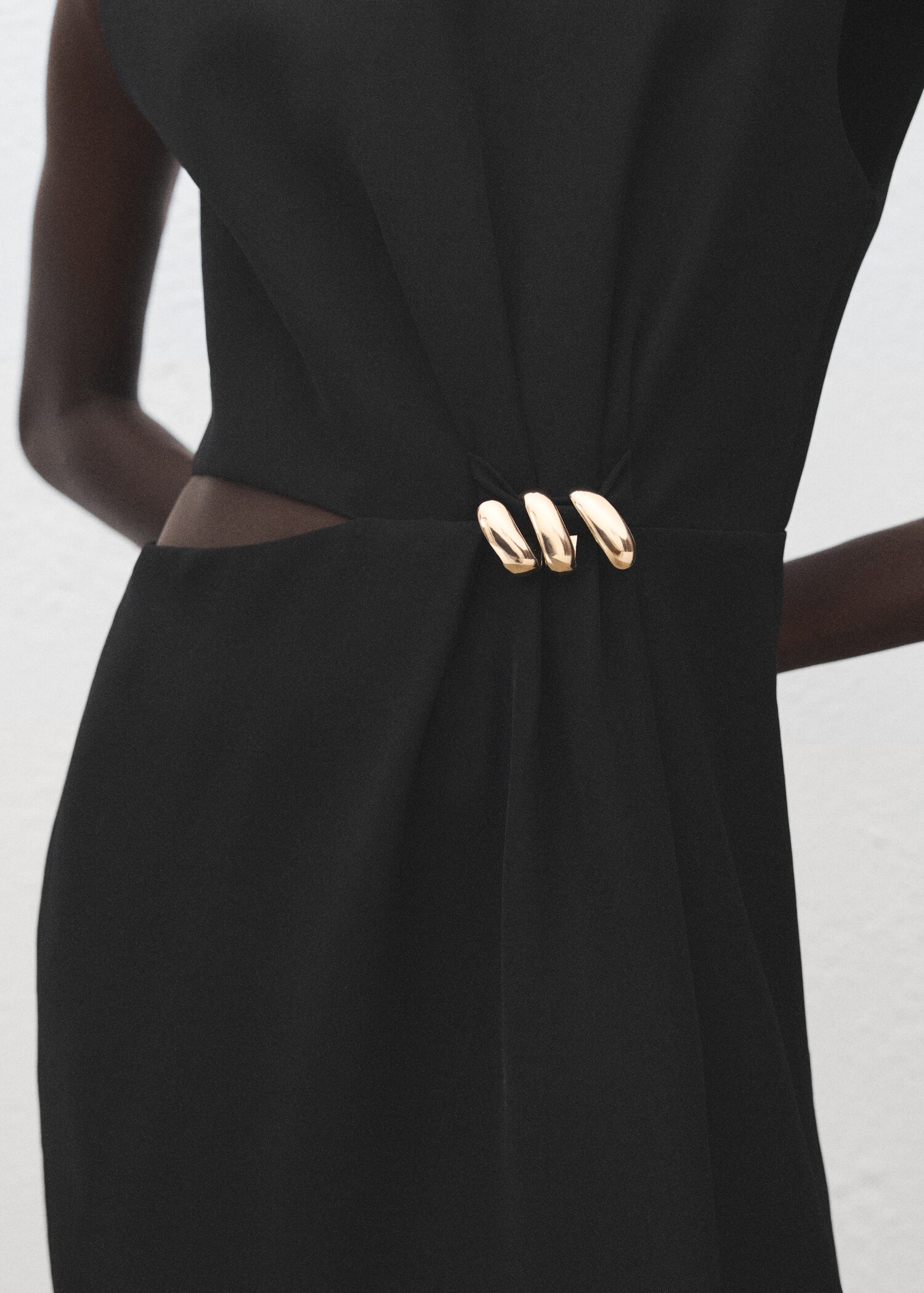 Vestido cut out adorno metálico - Detalle del artículo 6