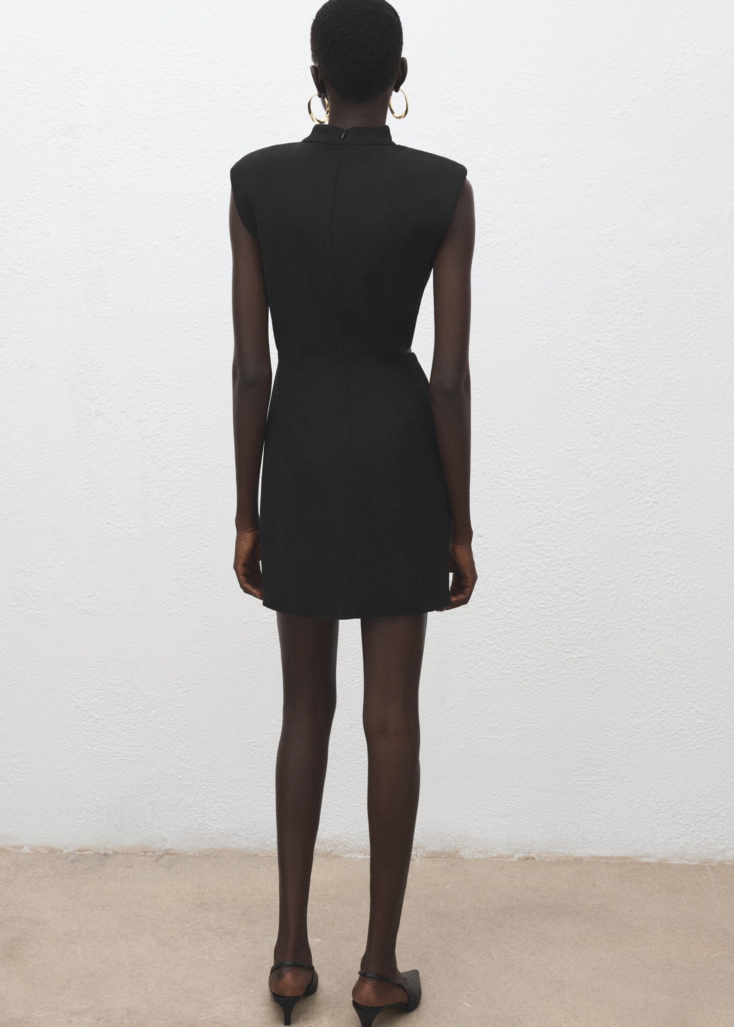 Vestido cut out adorno metálico - Reverso del artículo