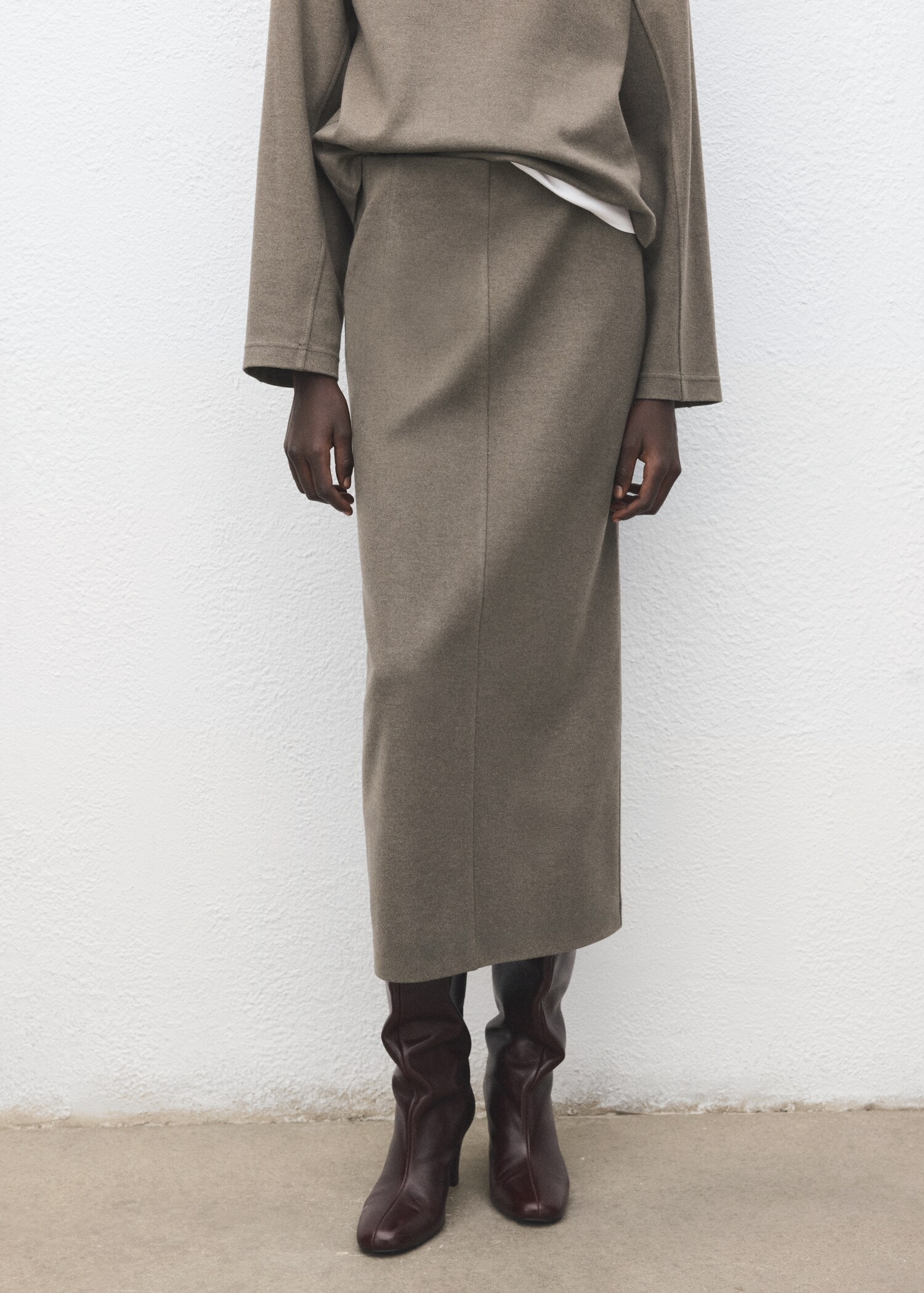 تنورة على شكل قلم بفتحة - رؤية وسط