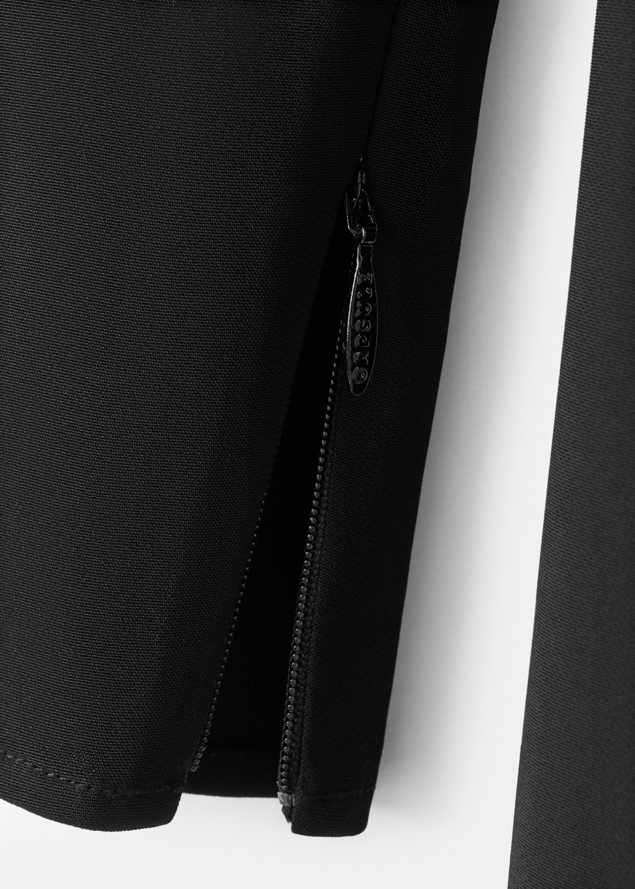 Asymmetrische jurk met open rug - Detail van het artikel 8, Zwart. Ref: 27061290-00.