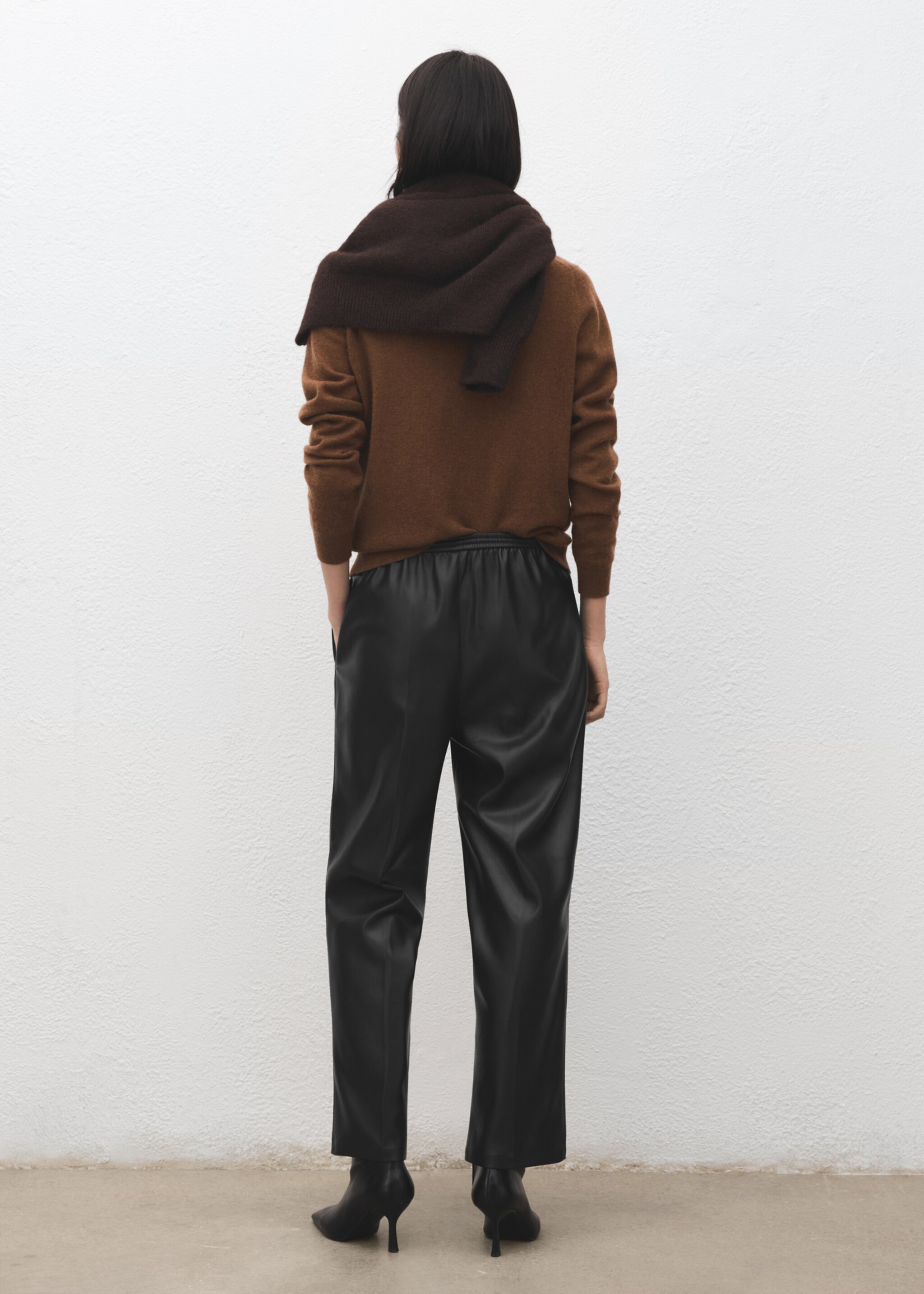 Pantalon taille élastique cuir synthétique - Verso de l’article, Noir. Ref: 27061293-00.