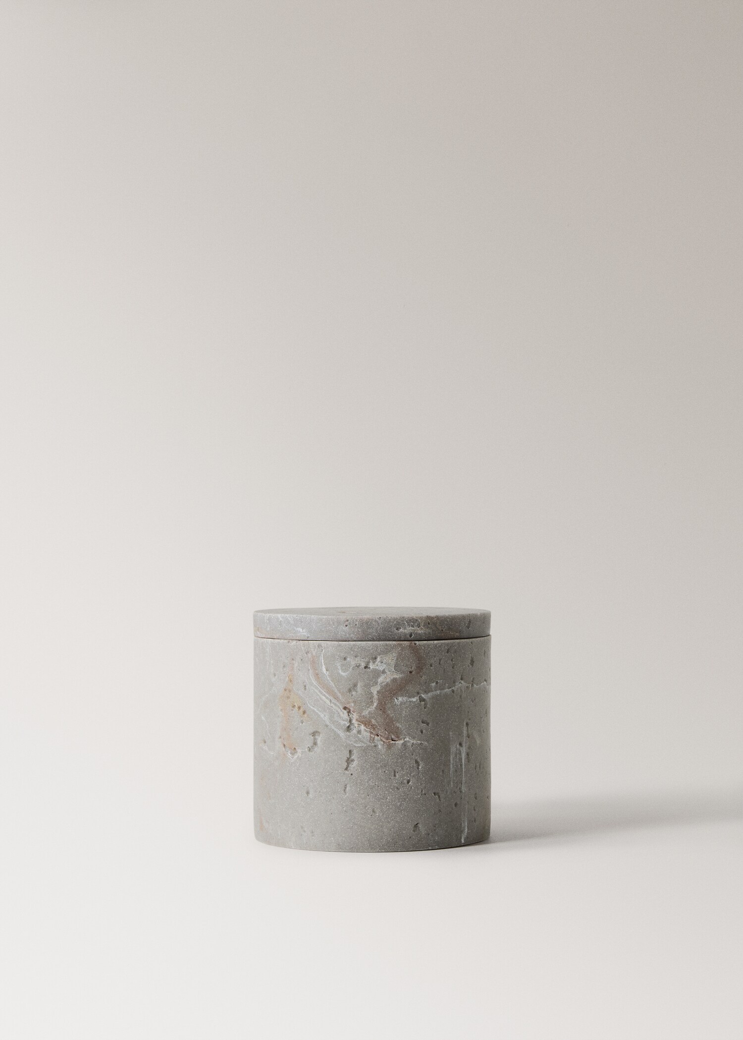 Small travertine-effect resin bathroom jar - Article without model