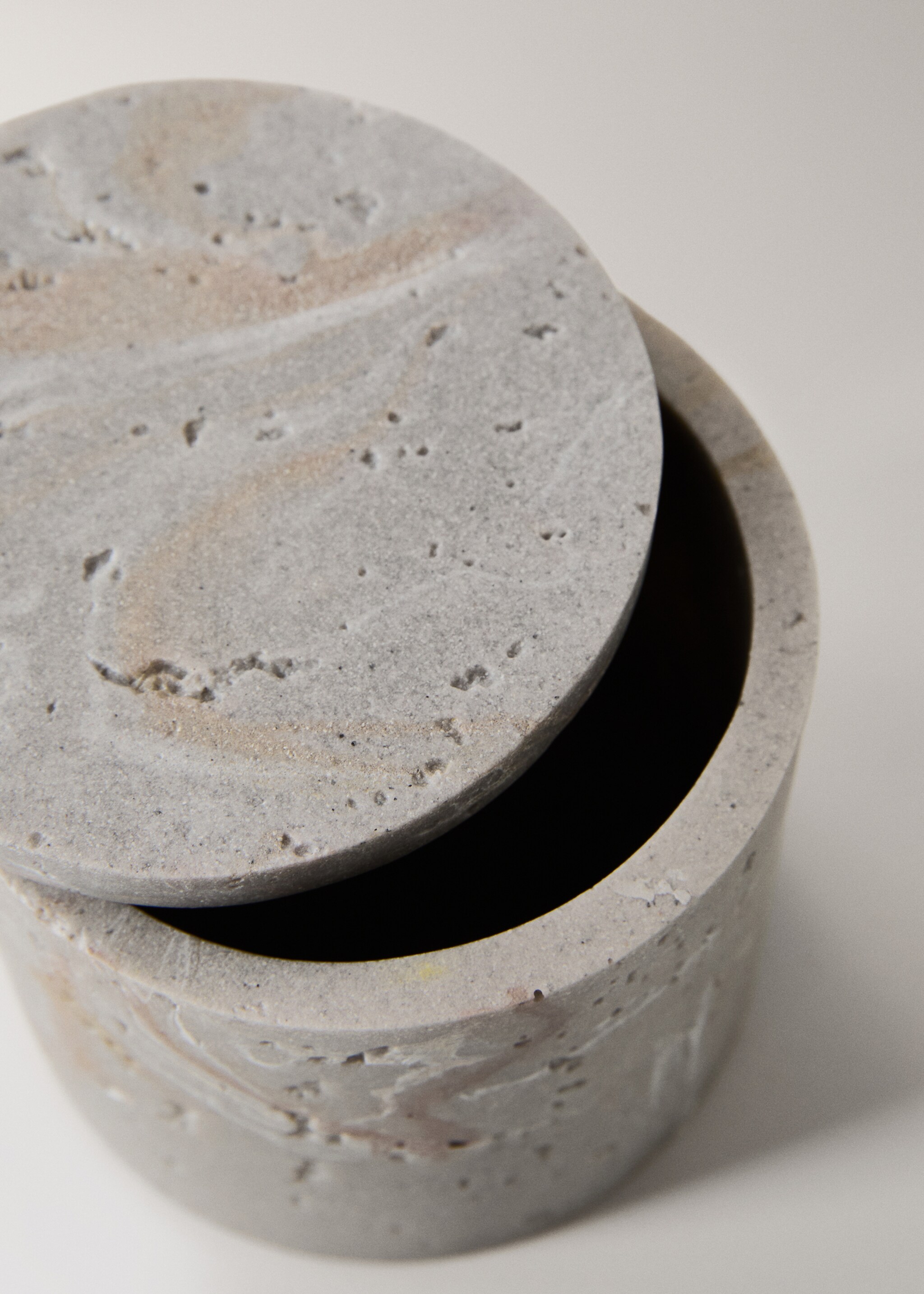 Small travertine-effect resin bathroom jar - Details of the article 2, Light/Pastel Grey. Ref: 27061296-00.