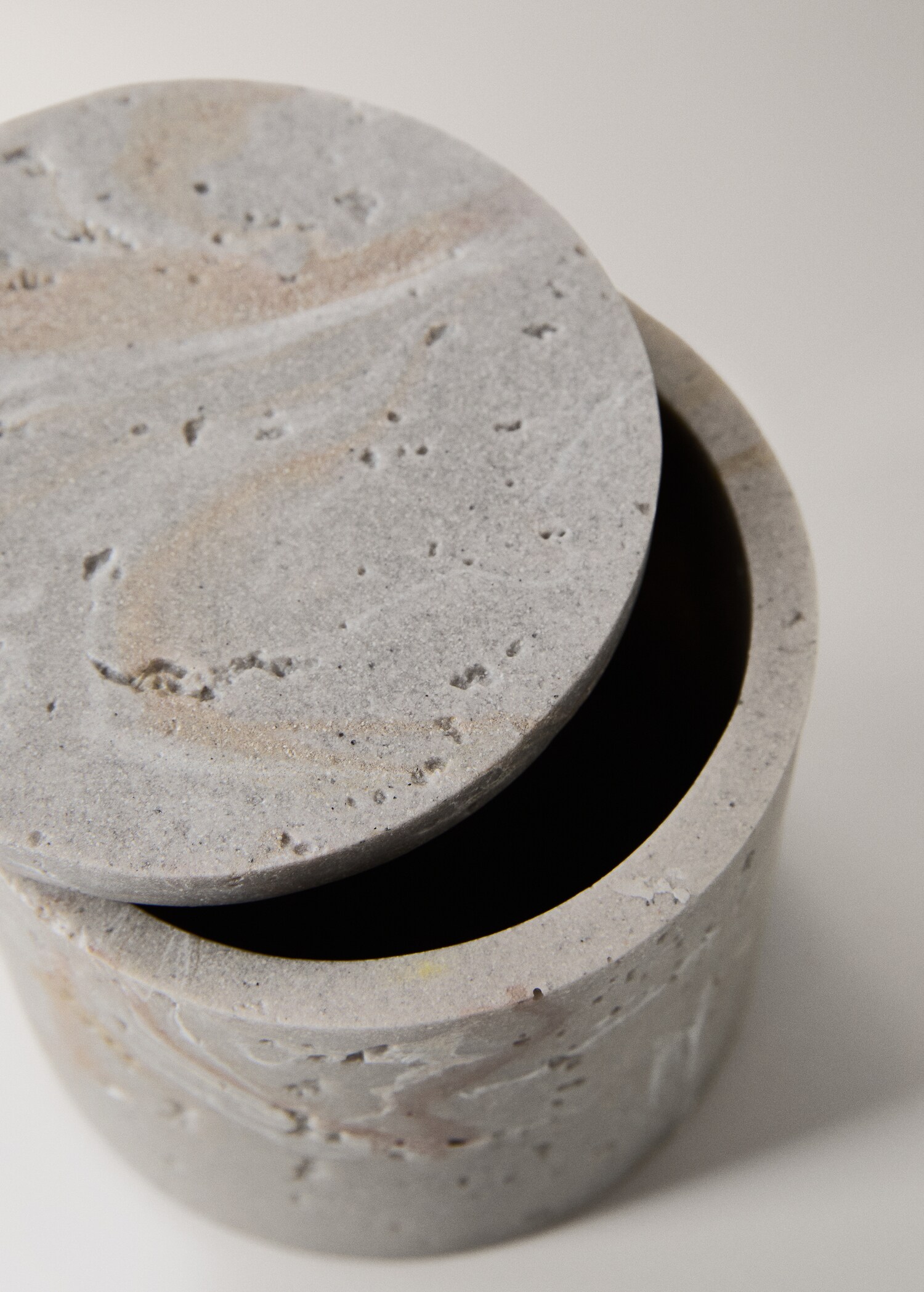 Small travertine-effect resin bathroom jar - Details of the article 2