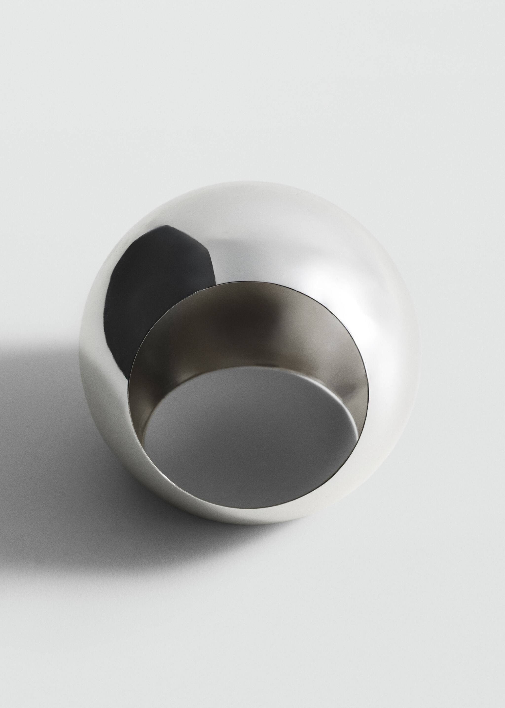 Oval rigid stainless steel bangle - Medium plane, Silver. Ref: 27061320-00.