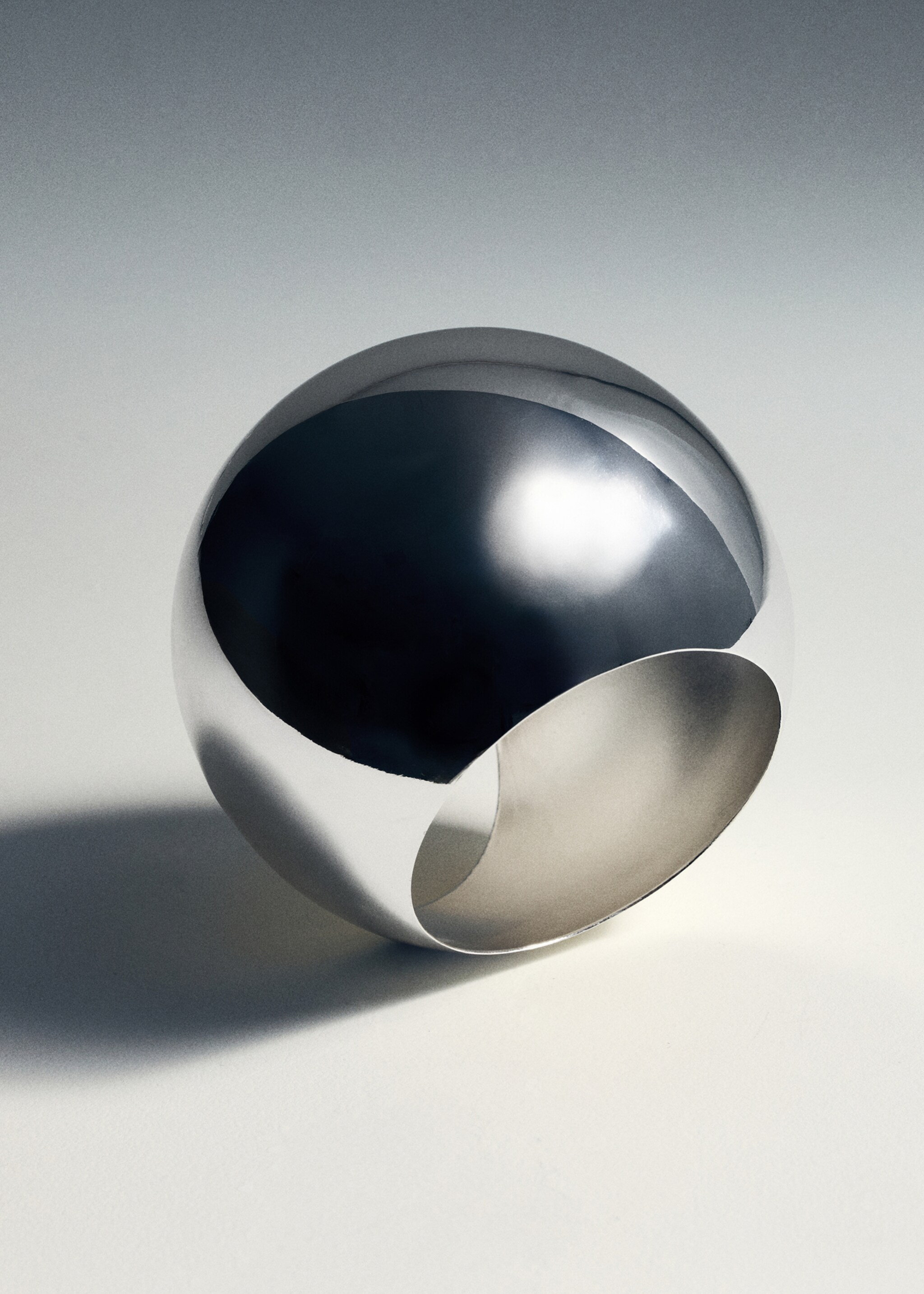 Oval rigid stainless steel bangle - Details of the article 5, Silver. Ref: 27061320-00.