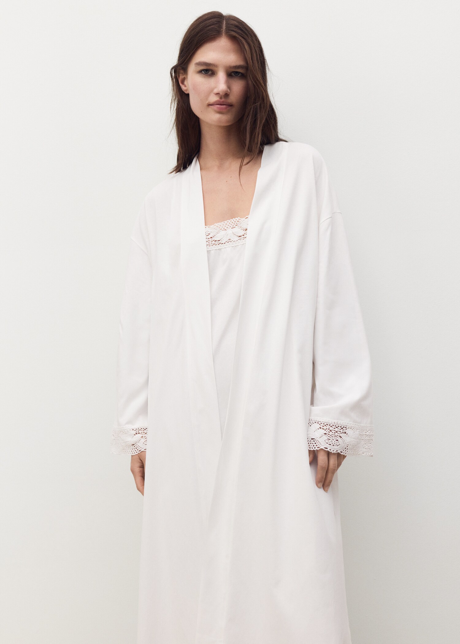 Cotton robe with lace - Medium plane